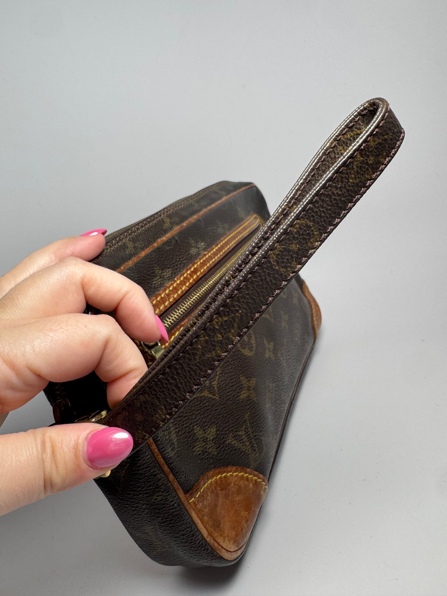 Louis Vuitton Marly Draggone Clutch/Pouch W/Wristlet Monogram Made in France in February 2001