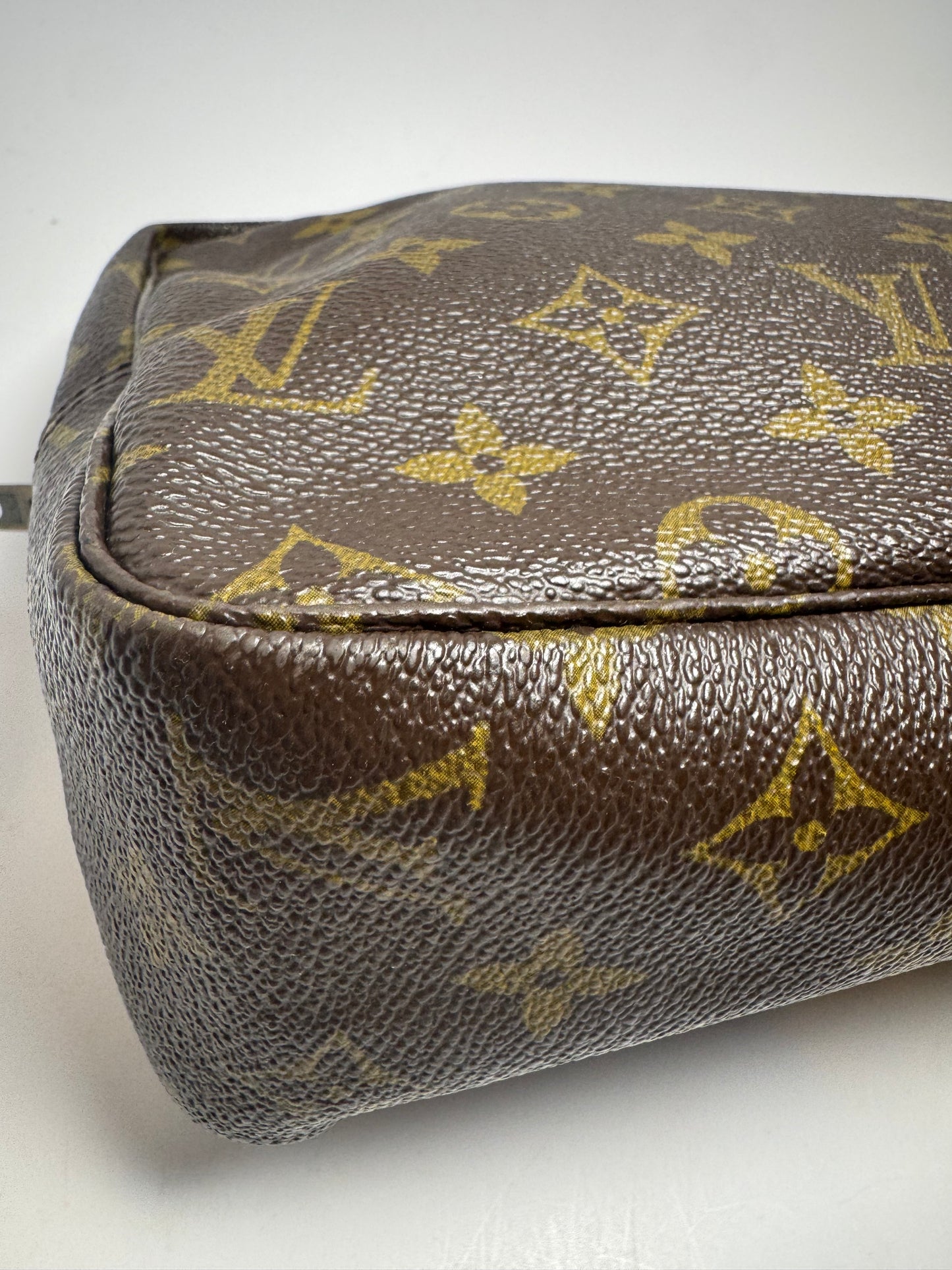 Louis Vuitton Trousse 28 Monogram Makeup Bag/Toiletry Bag
