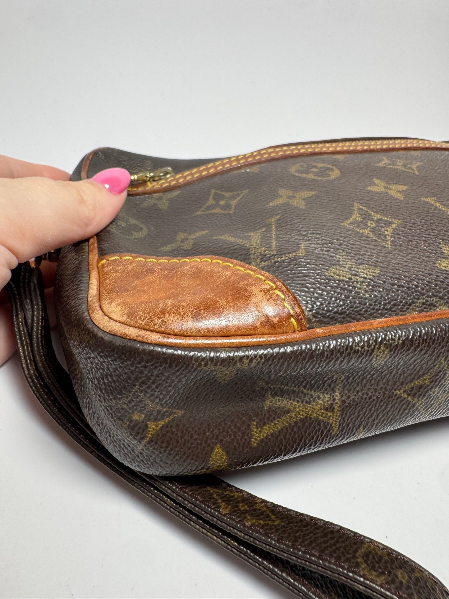 Louis Vuitton Marly Draggone Clutch/Pouch W/Wristlet Monogram Made in France in February 2001