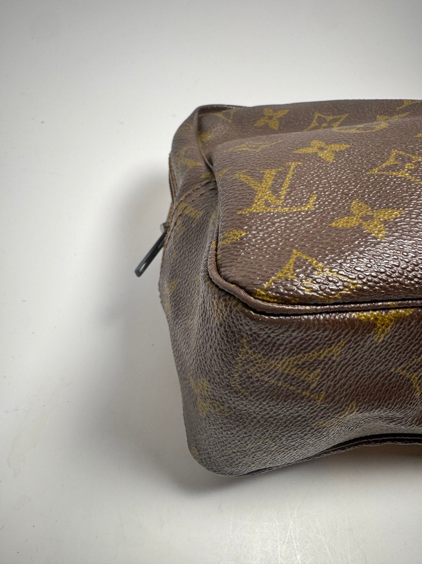 Louis Vuitton Trousse 28 Monogram Makeup Bag/Toiletry Bag