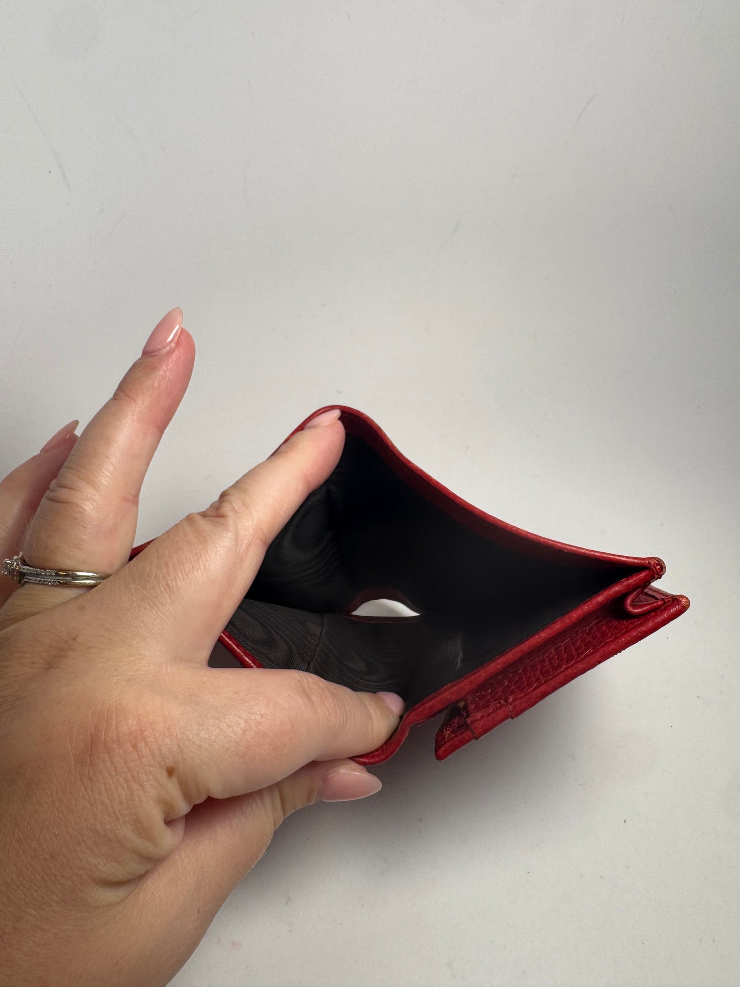 Gucci Pebbled Calfskin GG Marmont Card Case Wallet Hibiscus Red