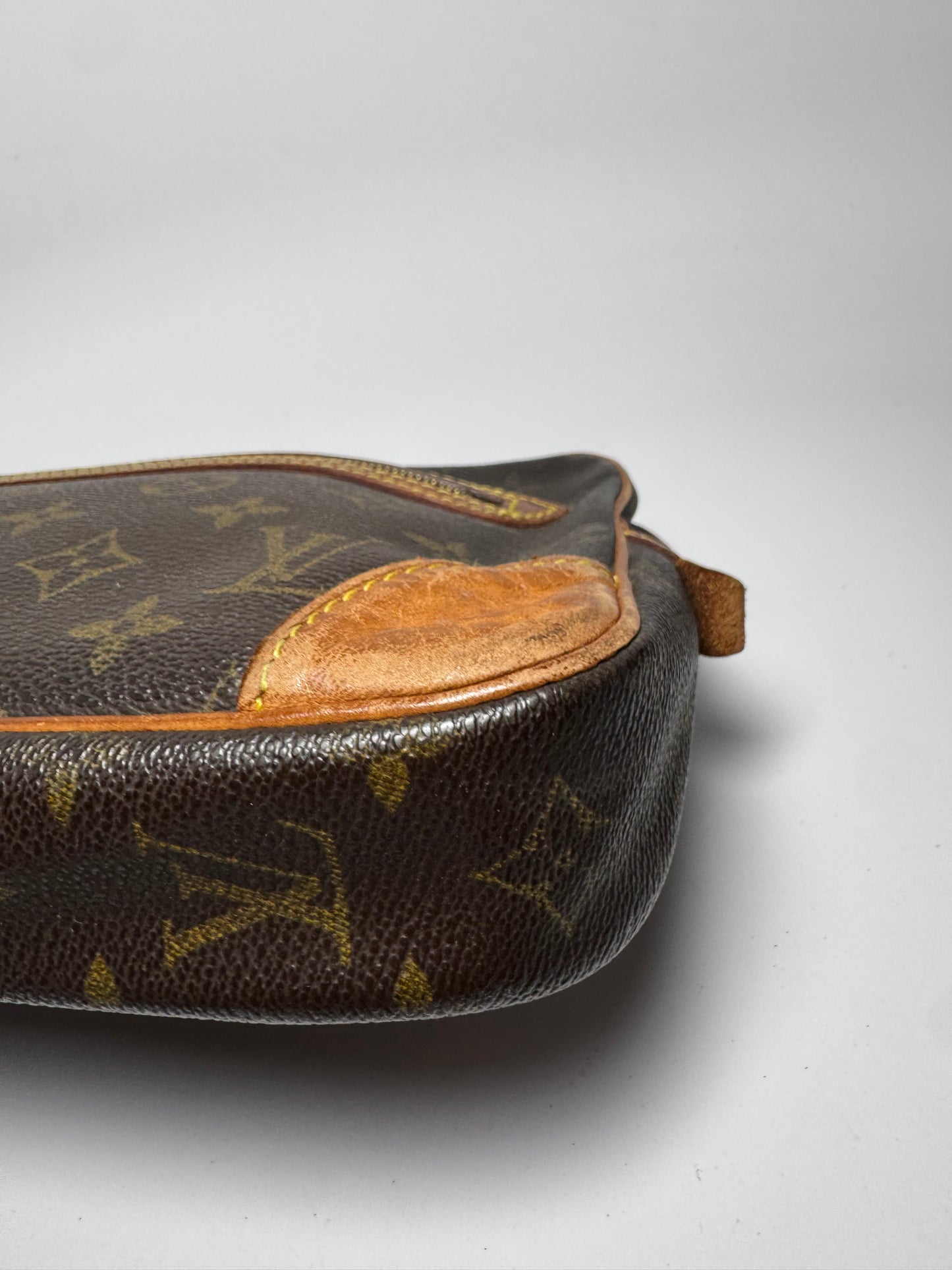 Louis Vuitton Marly Draggone Clutch/Pouch W/Wristlet Monogram Made in France in February 2001