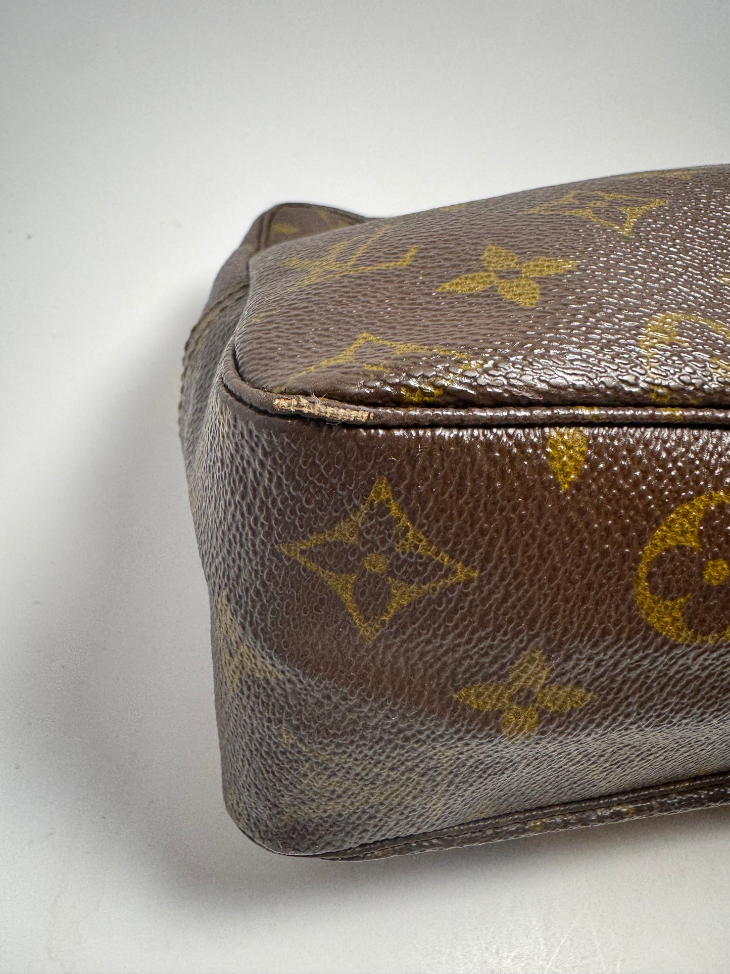 Louis Vuitton Trousse 28 Monogram Makeup Bag/Toiletry Bag