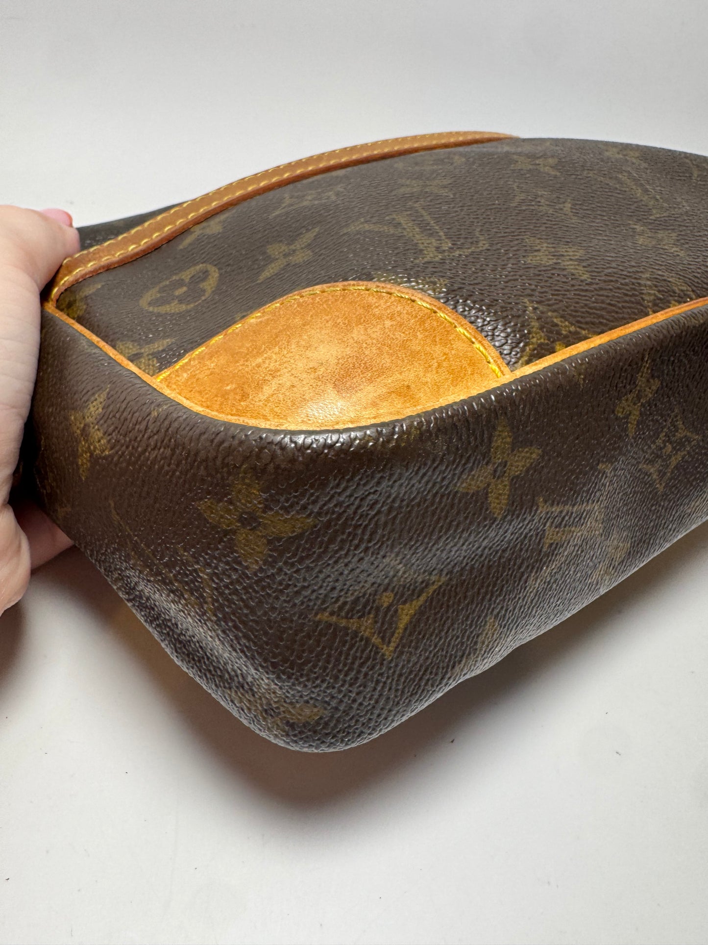 Louis Vuitton Compeigne 28 Pouch/Toiletry Bag