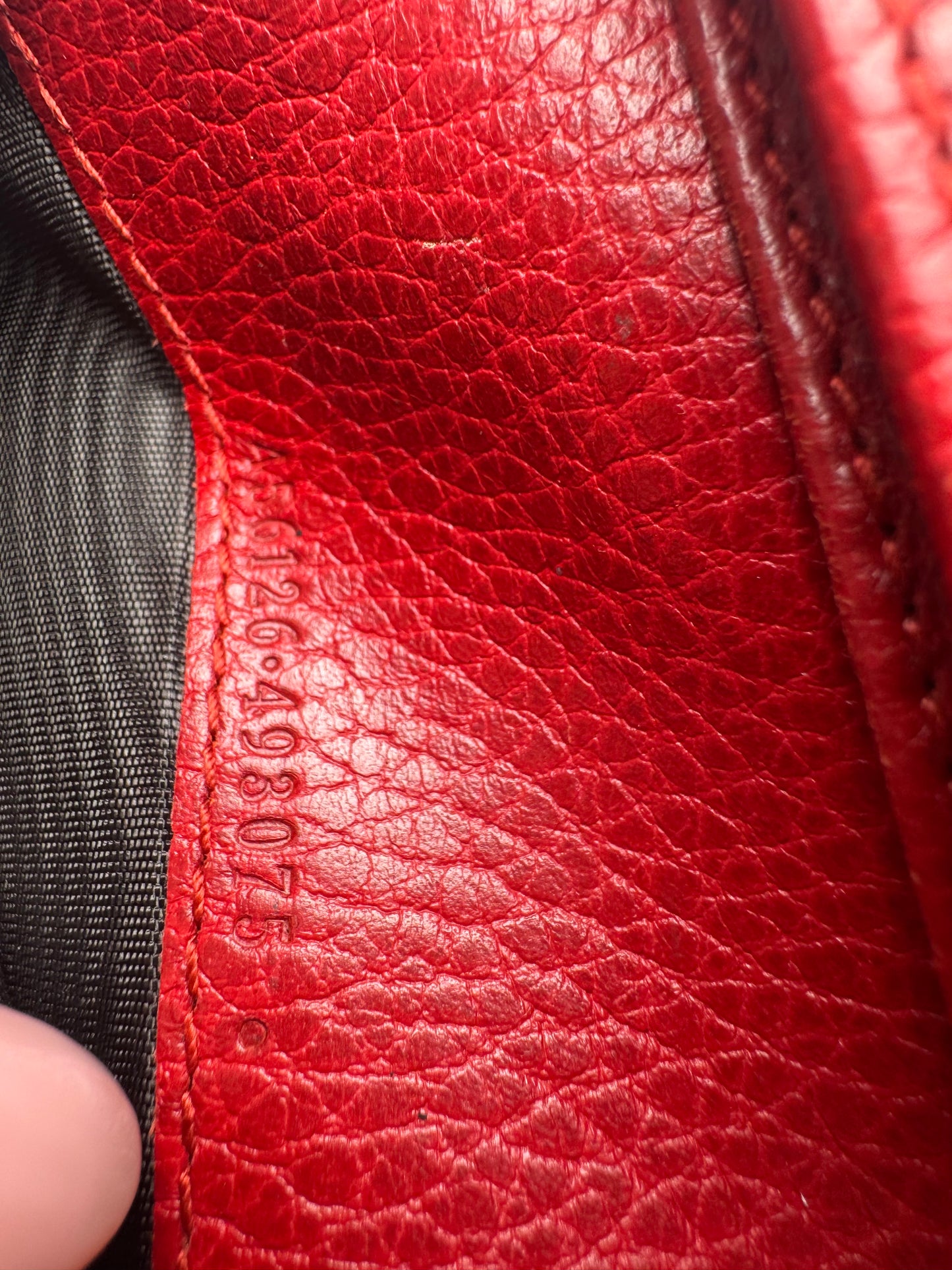 Gucci Pebbled Calfskin GG Marmont Card Case Wallet Hibiscus Red