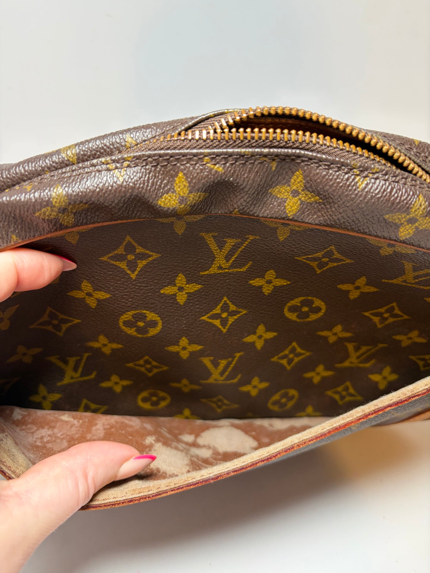 Louis Vuitton Compeigne 28 Monogram Travel/Toiletry Bag Clutch