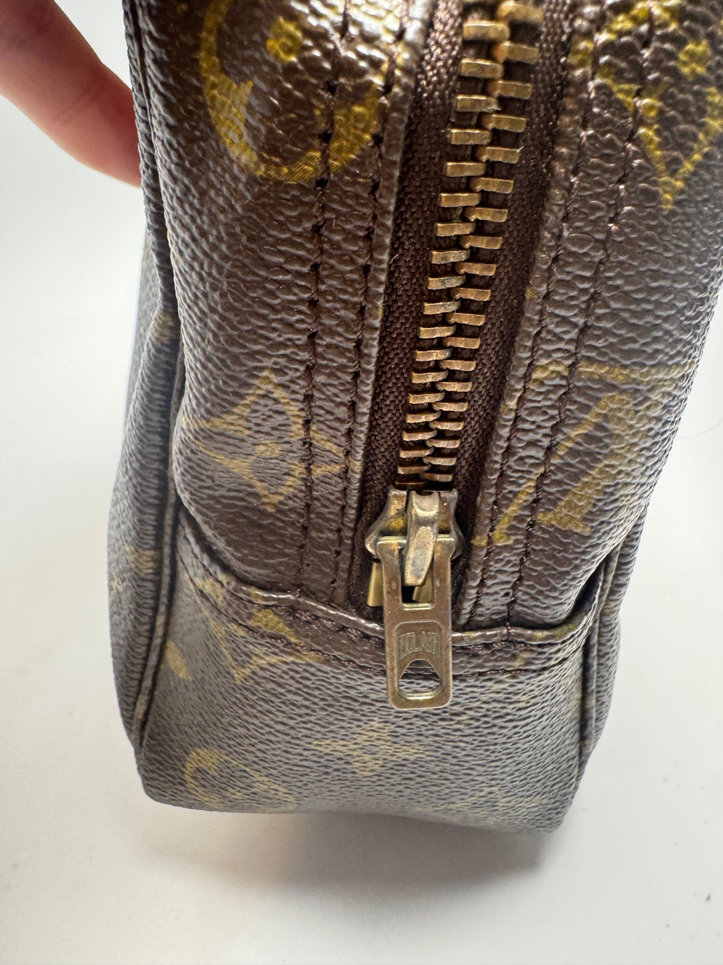 Louis Vuitton Trousse 28 Monogram Makeup Bag/Toiletry Bag