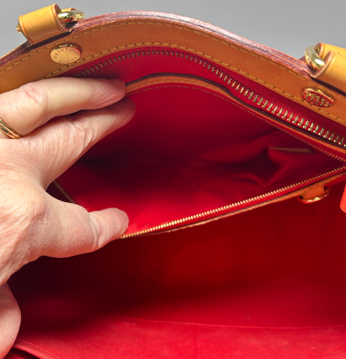 Louis Vuitton Brea MM Rose Red Vernis Leather Bag/Shoulder Bag