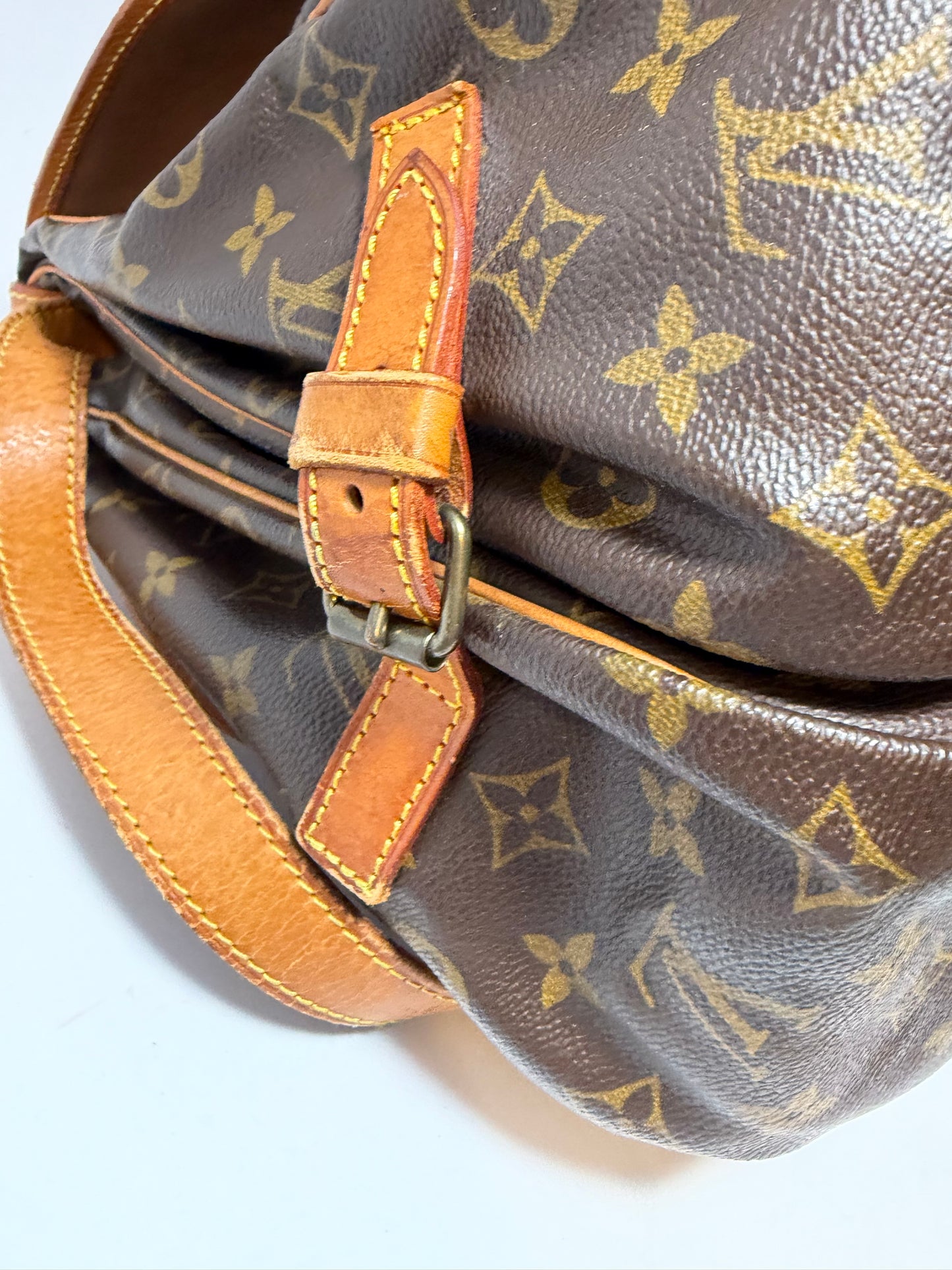 Louis Vuitton Saumur 35 monogram crossbody/shoulder bag