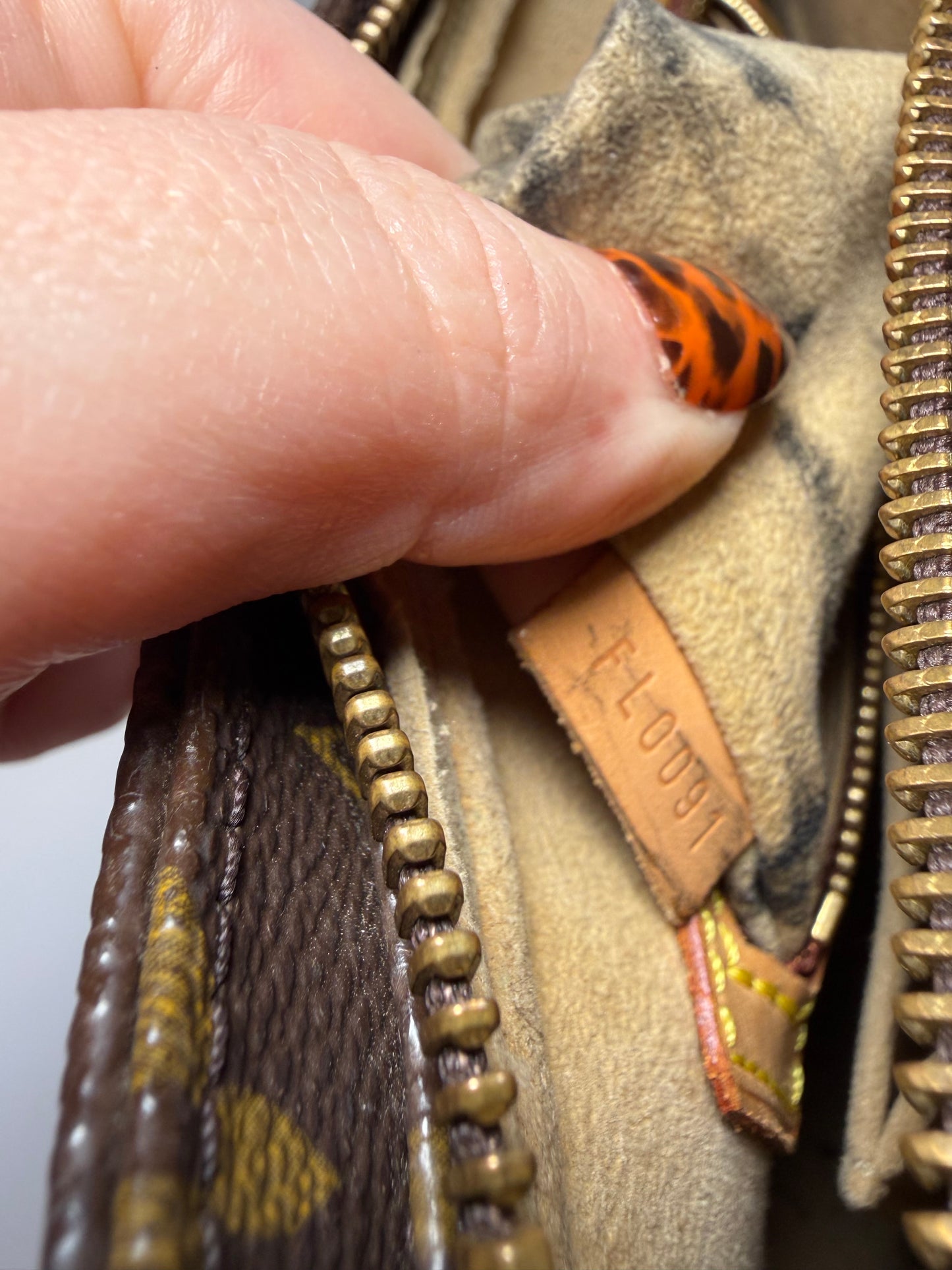 Louis Vuitton Looping MM Monogram Shoulder Bag
