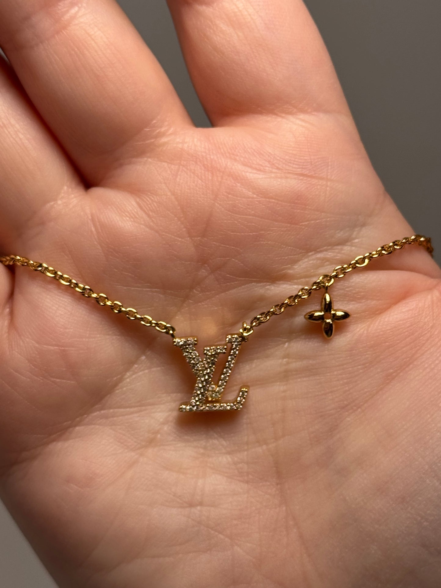 Louis Vuitton Iconic Crystal Necklace Monogram Gold
GIFTABLE condition