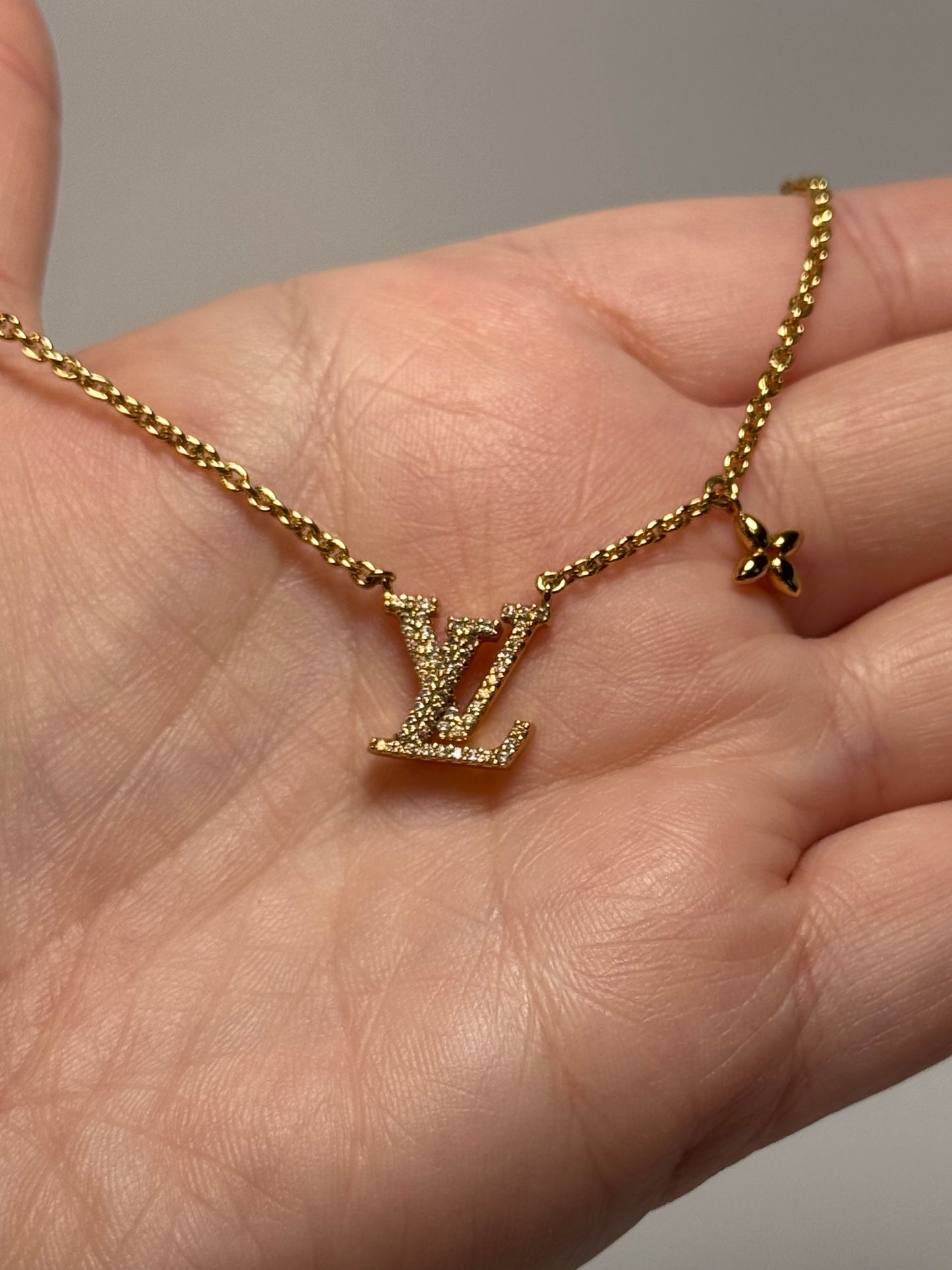 Louis Vuitton Iconic Crystal Necklace Monogram Gold
GIFTABLE condition