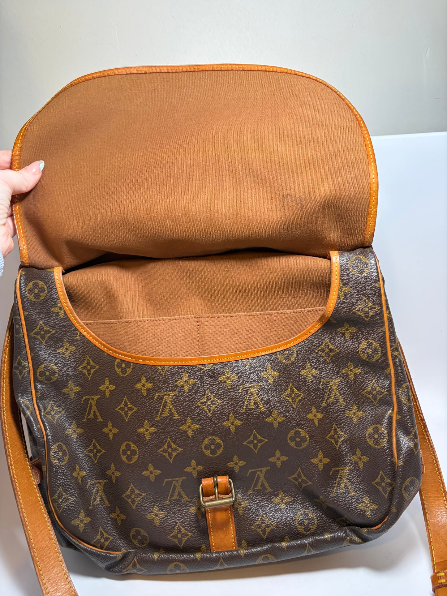 Louis Vuitton Saumur 35 monogram crossbody/shoulder bag
