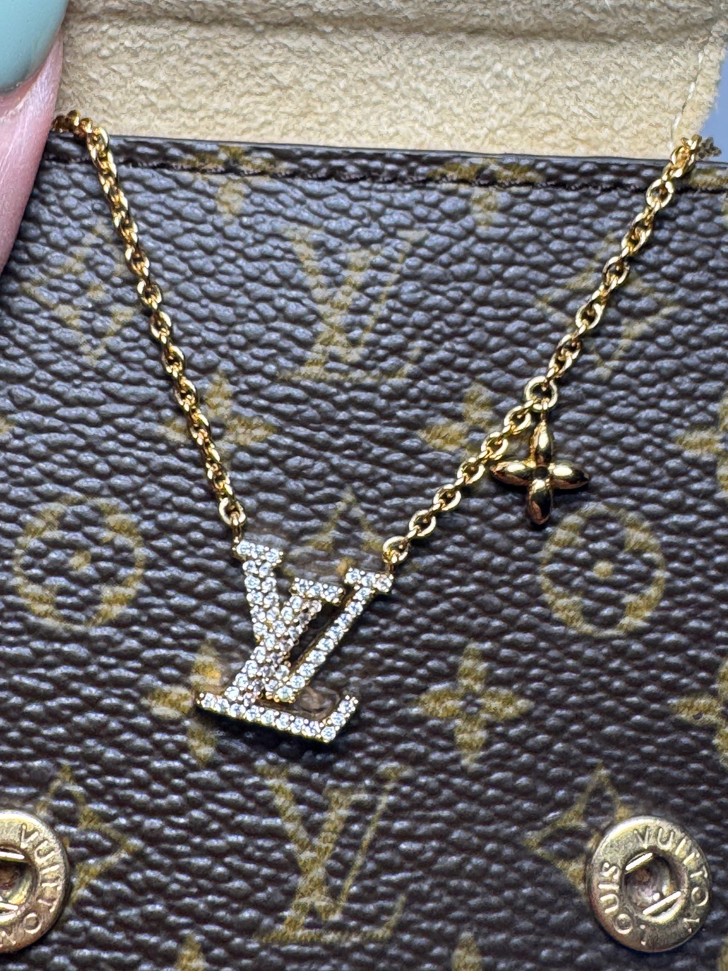 Louis Vuitton Iconic Crystal Necklace Monogram Gold
GIFTABLE condition