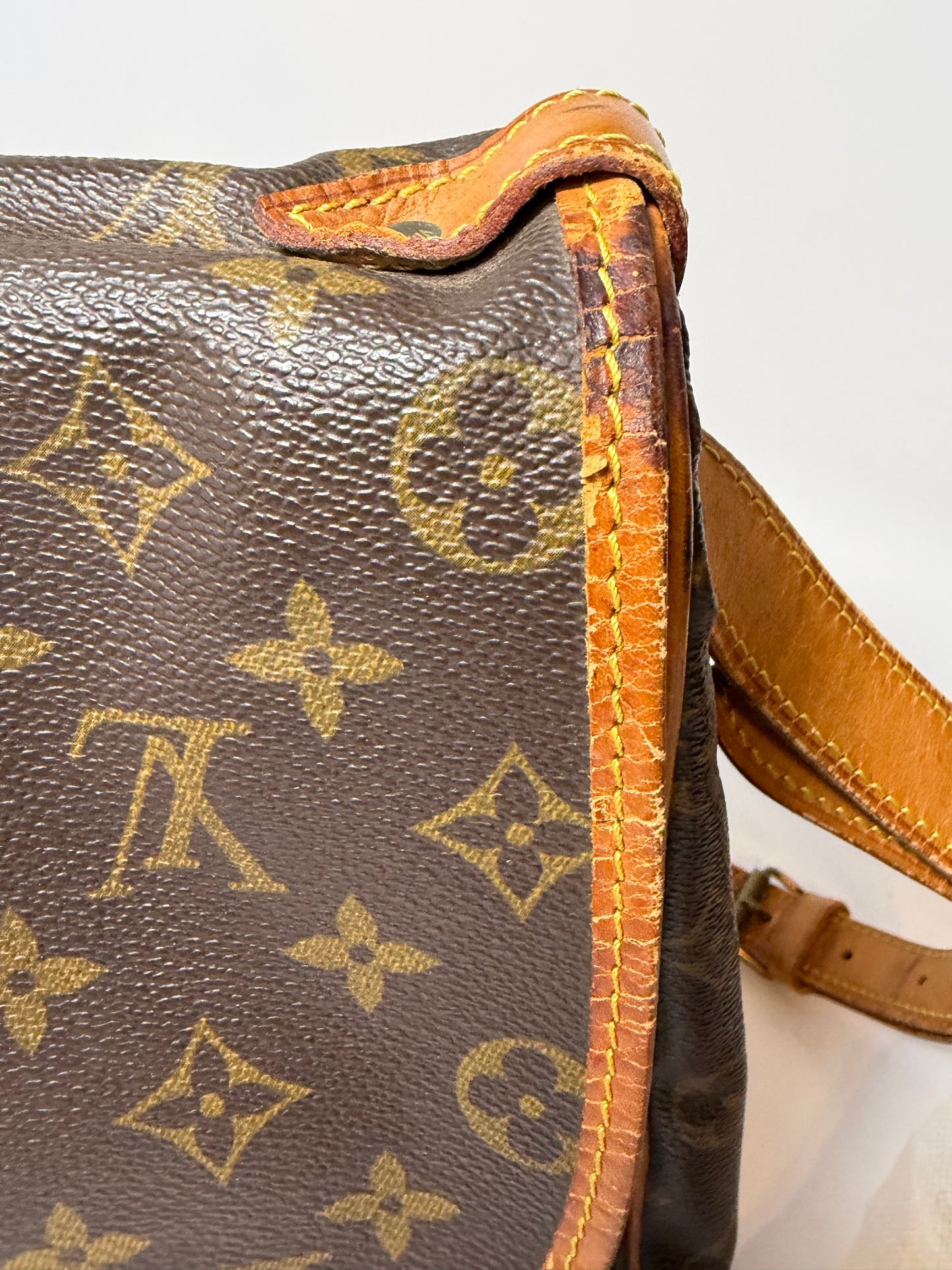 Louis Vuitton Saumur 35 monogram crossbody/shoulder bag