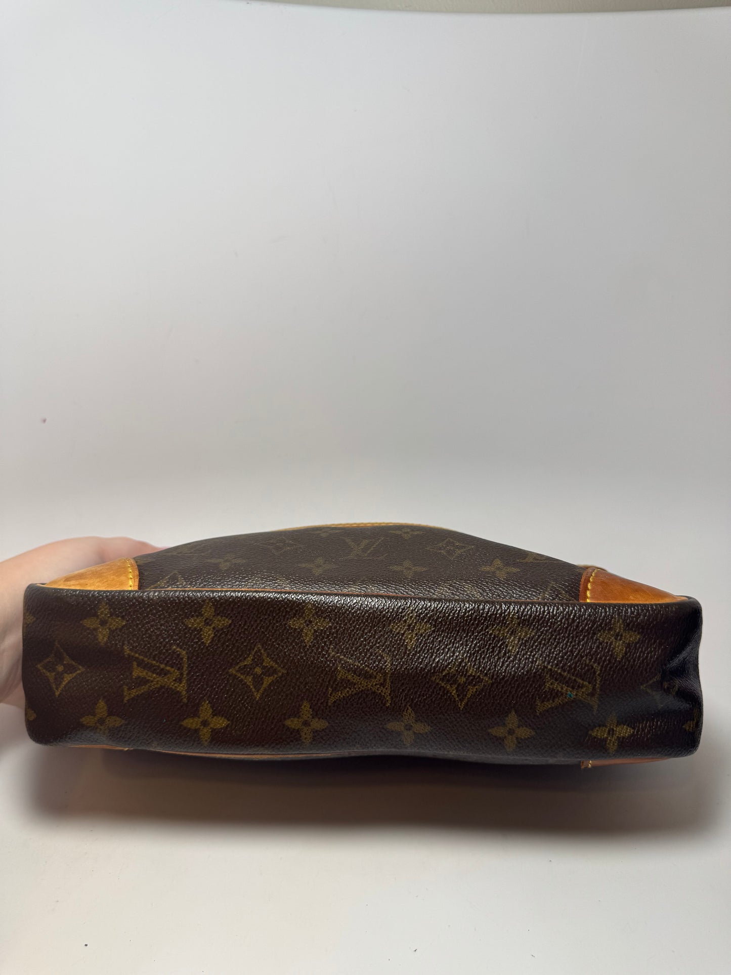 Louis Vuitton Compeigne 28 Pouch/Toiletry Bag