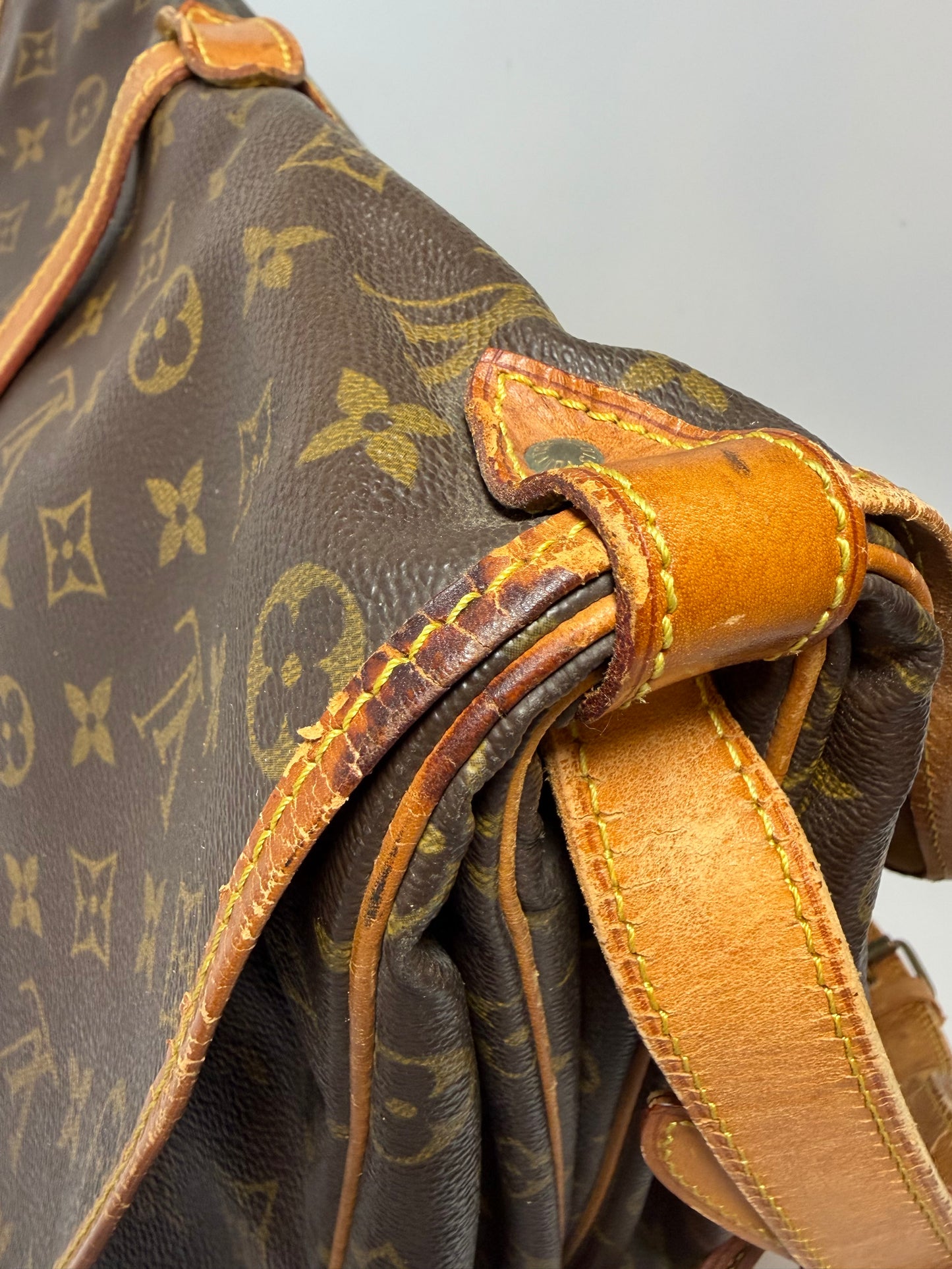Louis Vuitton Saumur 35 monogram crossbody/shoulder bag