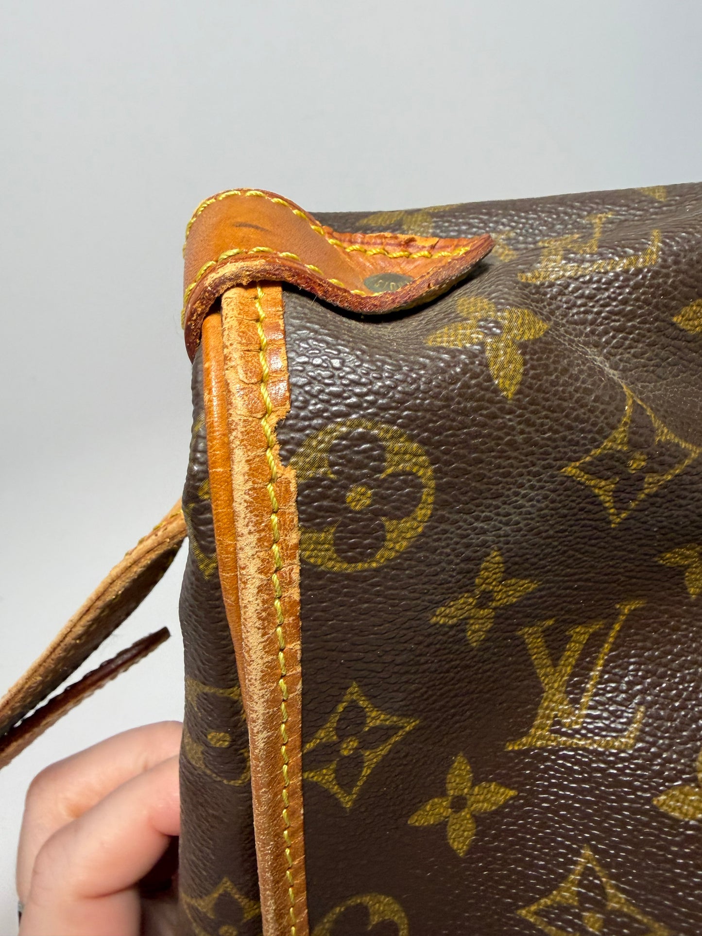 Louis Vuitton Saumur 35 monogram crossbody/shoulder bag