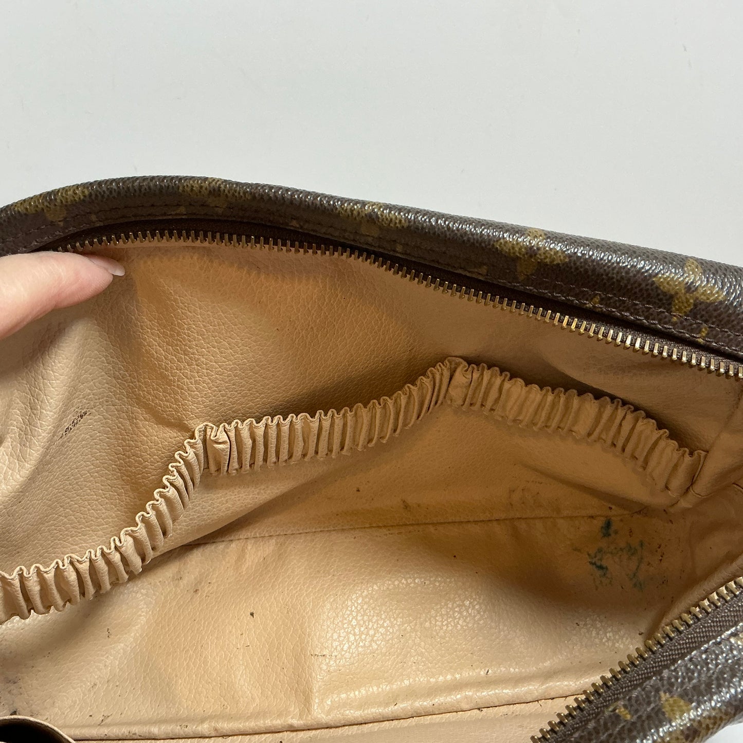 Louis Vuitton Trousse 28 Monogram Toiletry Bag/Makeup Bag