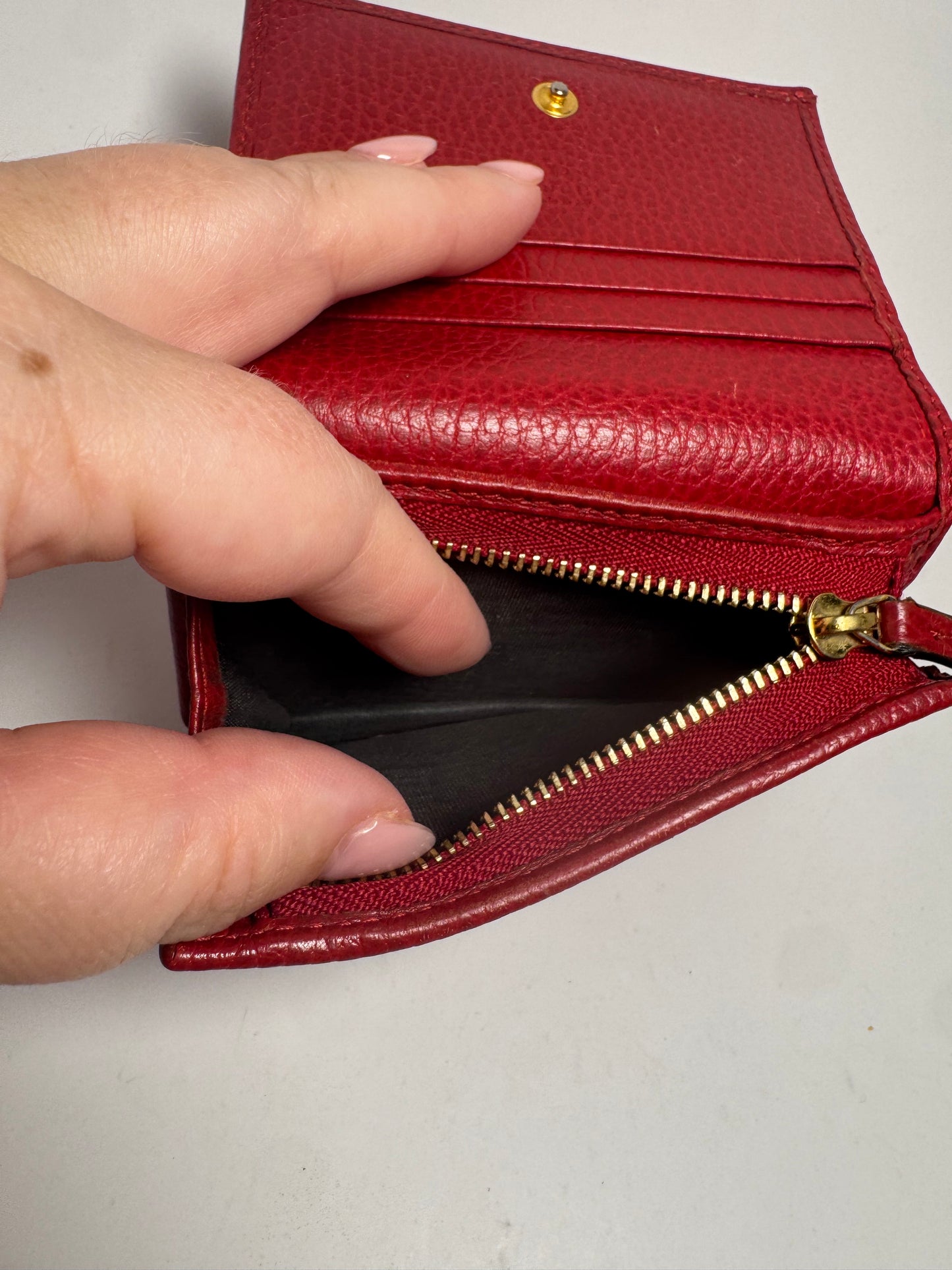 Gucci Pebbled Calfskin GG Marmont Card Case Wallet Hibiscus Red
