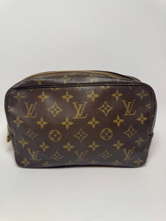 Louis Vuitton Trousse 23 Pouch/Toiletry Bag in Monogram
