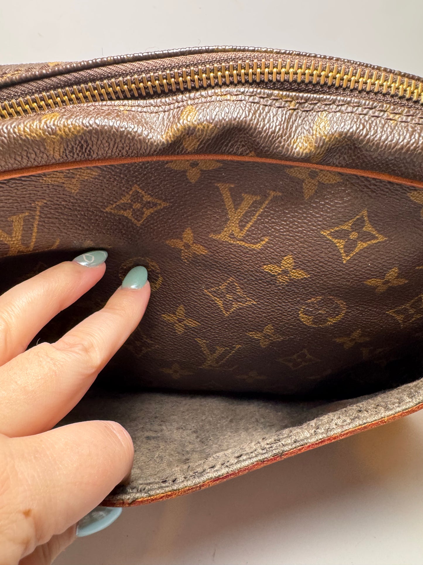 Louis Vuitton Compeigne 28 Toiletry Bag/Clutch