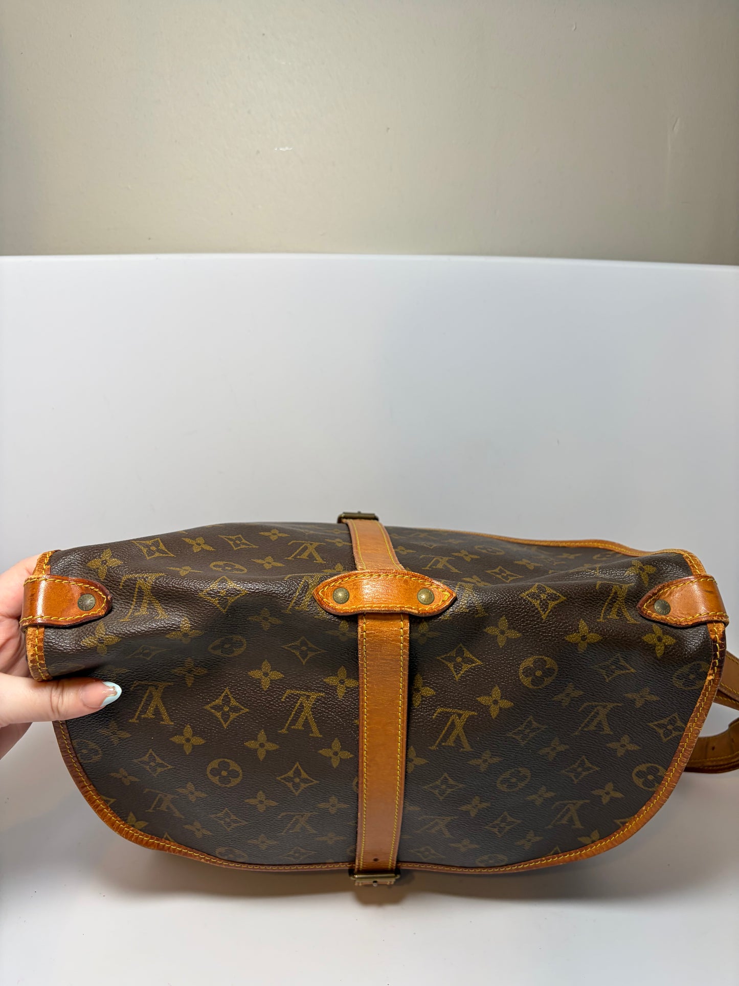 Louis Vuitton Saumur 35 monogram crossbody/shoulder bag