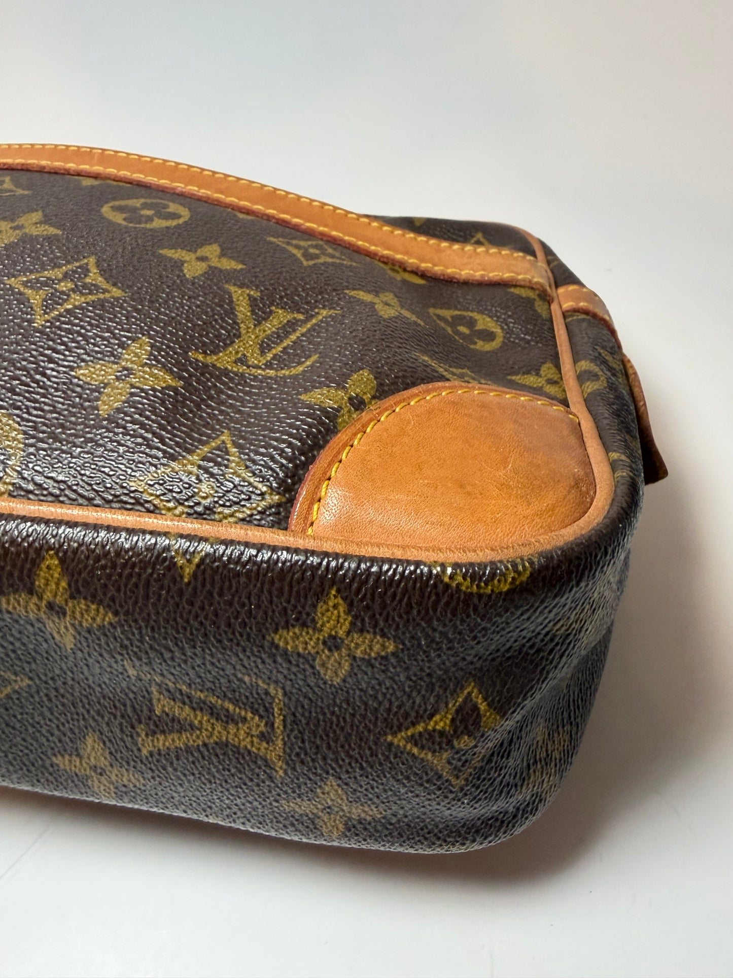Louis Vuitton Compeigne 28 Monogram Travel/Toiletry Bag Clutch