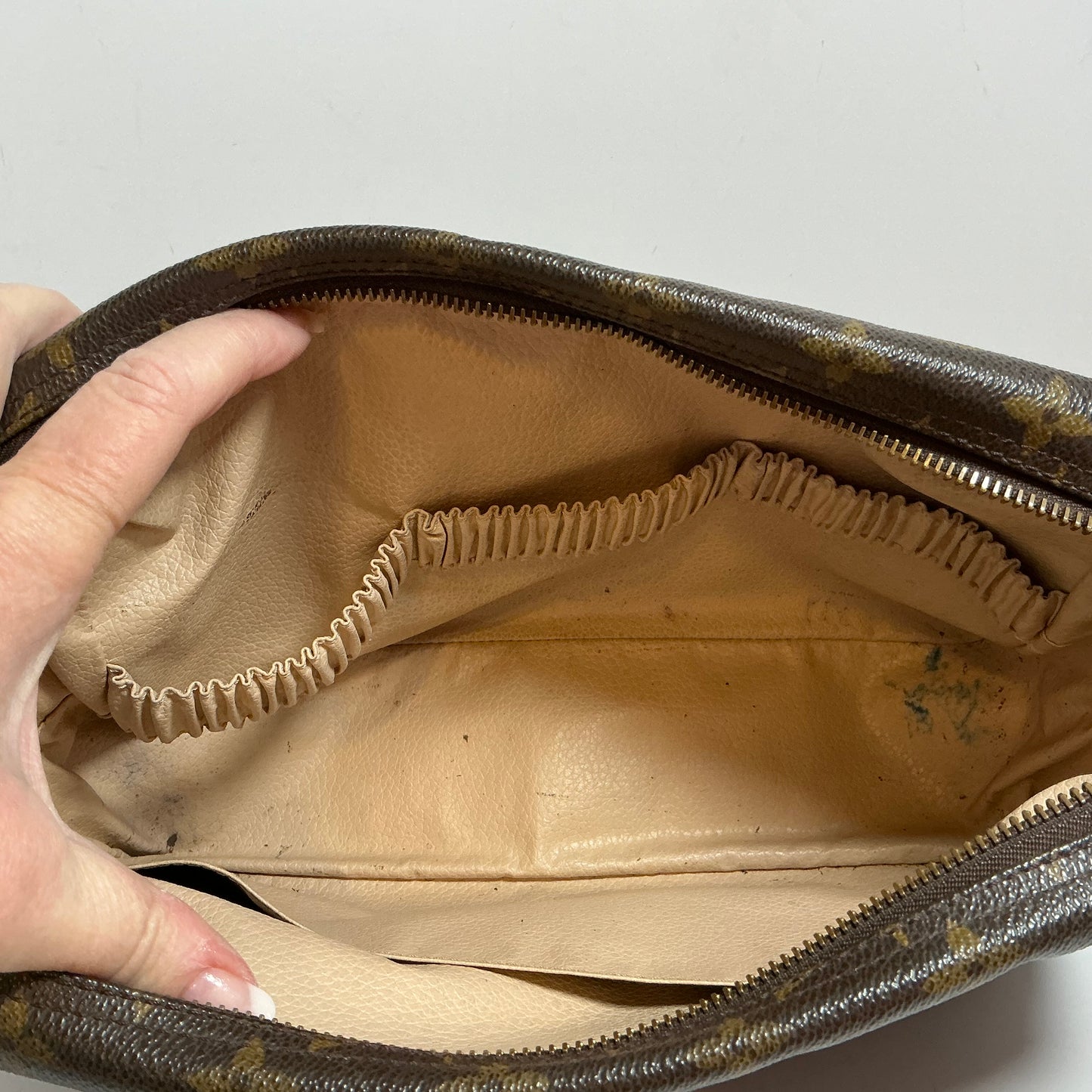 Louis Vuitton Trousse 28 Monogram Toiletry Bag/Makeup Bag