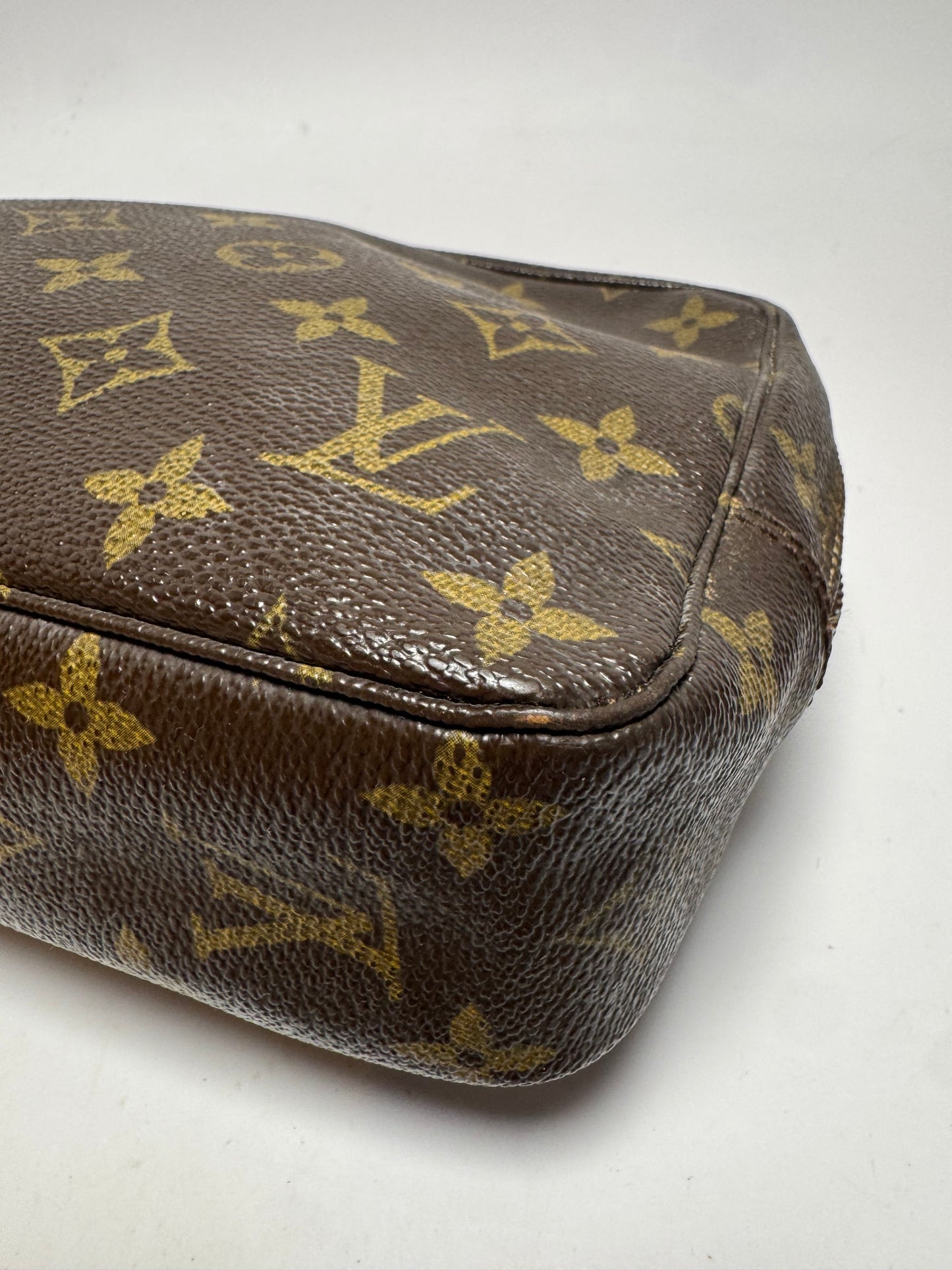 Louis Vuitton Trousse 23 Pouch/Toiletry Bag in Monogram