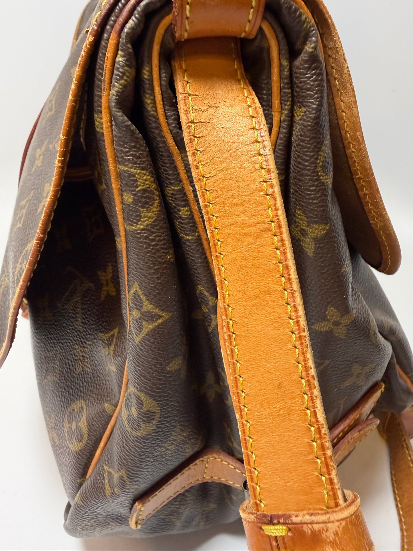 Louis Vuitton Saumur 35 monogram crossbody/shoulder bag