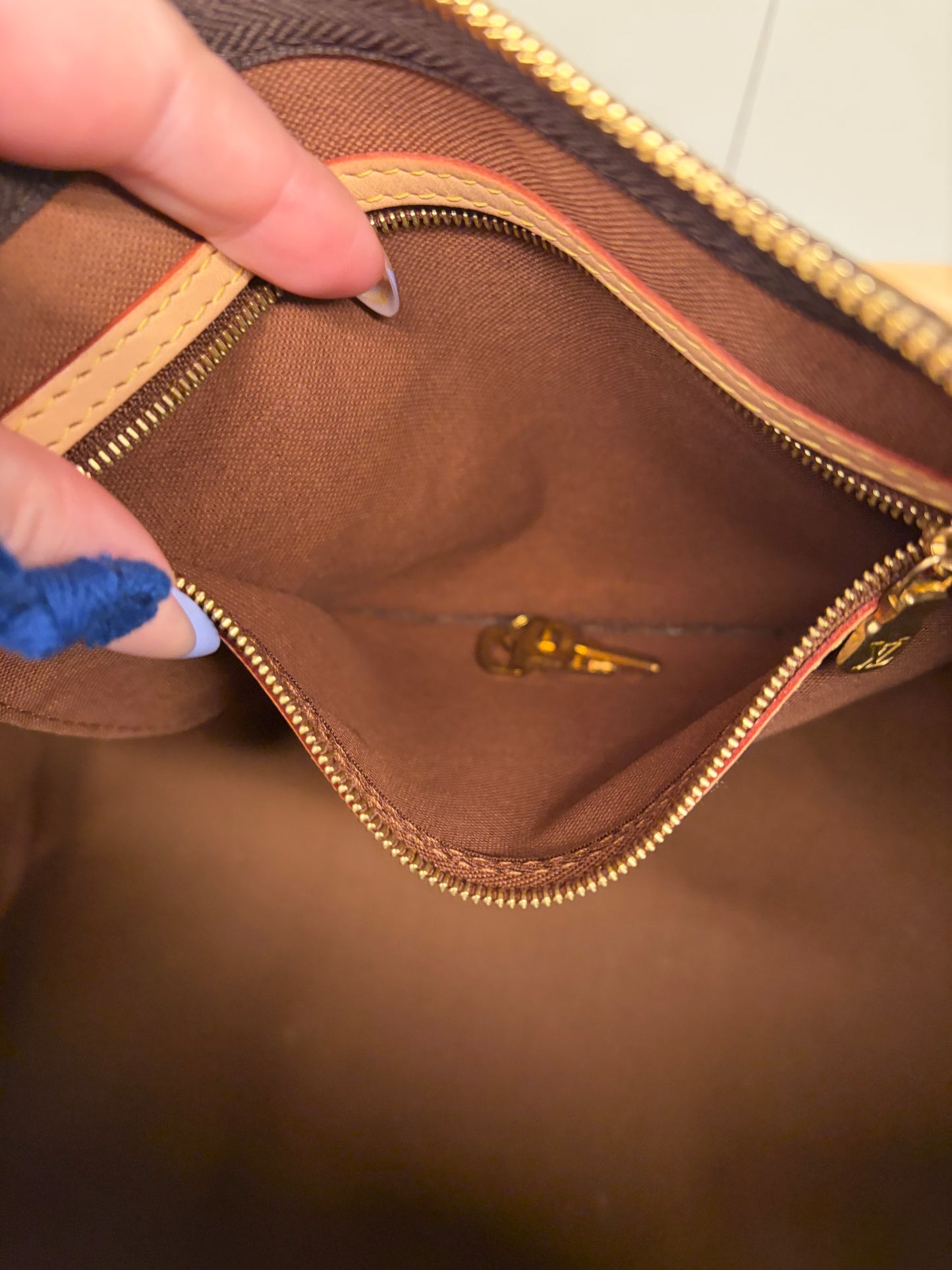 Louis Vuitton Speedy 30 Bandoulière Monogram w/COA Excellent Condition