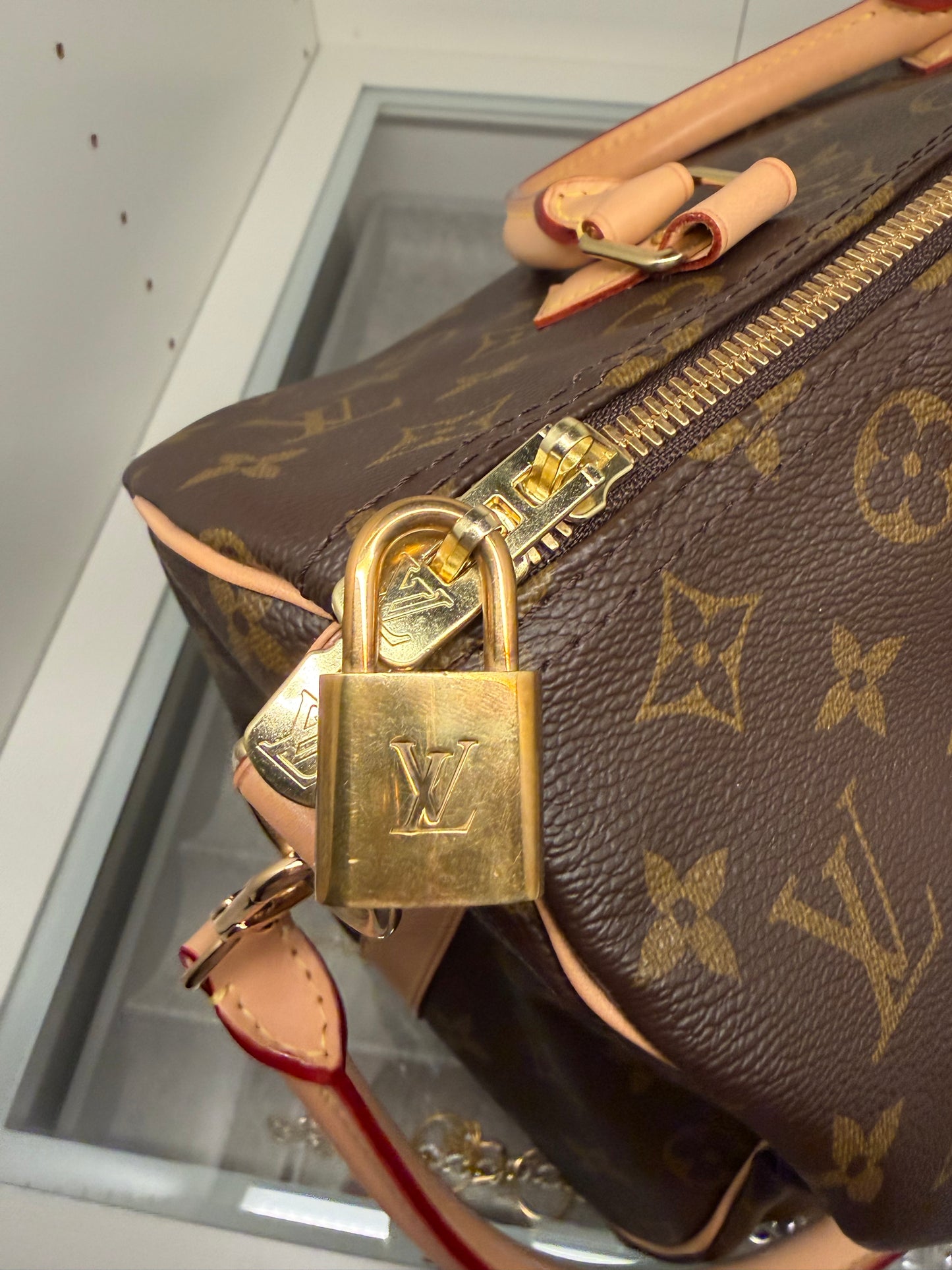 Louis Vuitton Speedy 30 Bandoulière Monogram w/COA Excellent Condition