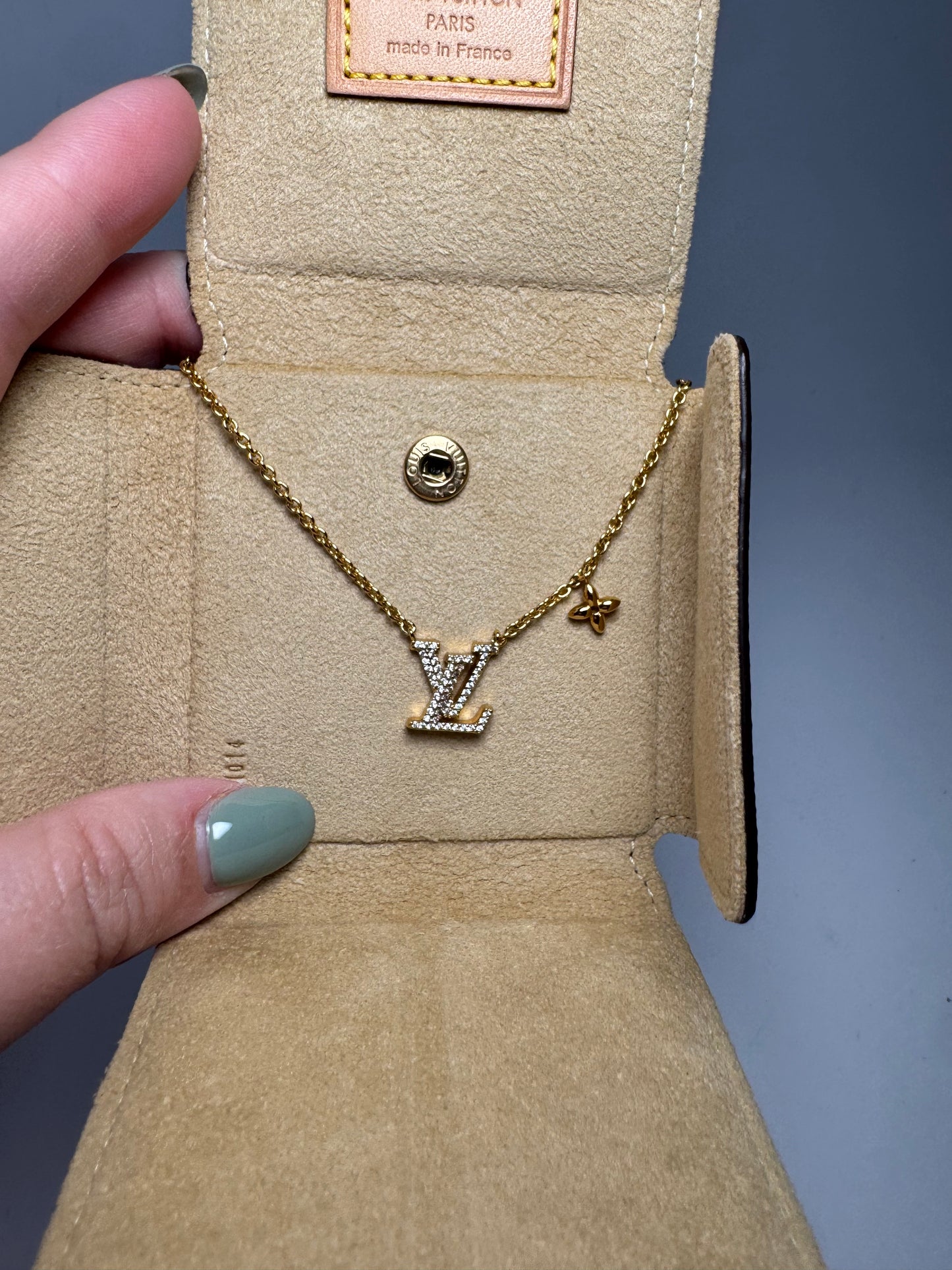 Louis Vuitton Iconic Crystal Necklace Monogram Gold
GIFTABLE condition