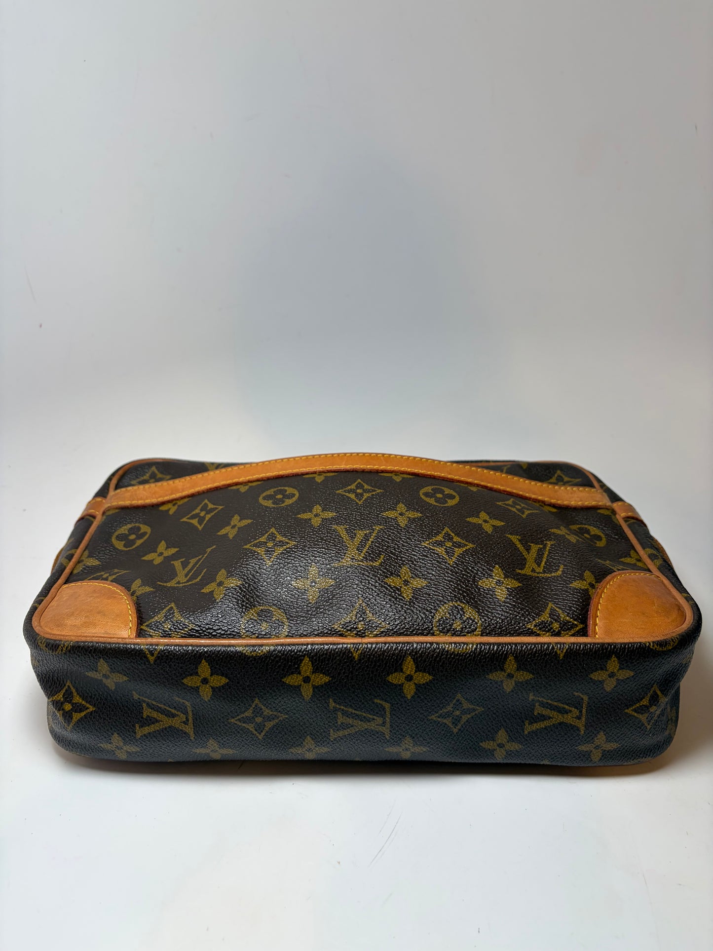Louis Vuitton Compeigne 28 Monogram Travel/Toiletry Bag Clutch