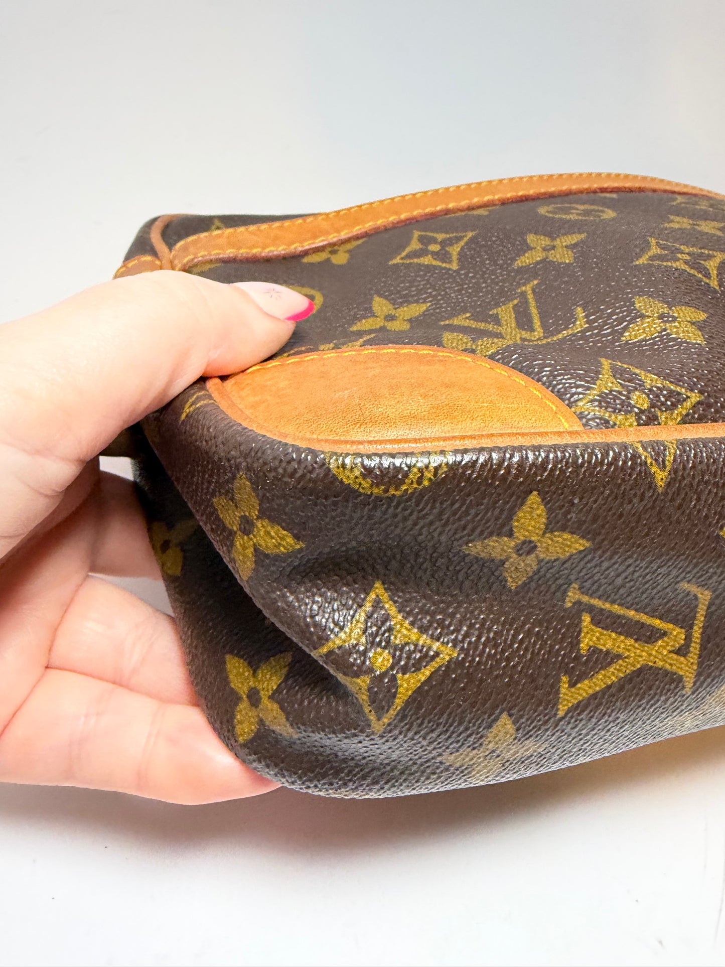 Louis Vuitton Compeigne 28 Monogram Travel/Toiletry Bag Clutch