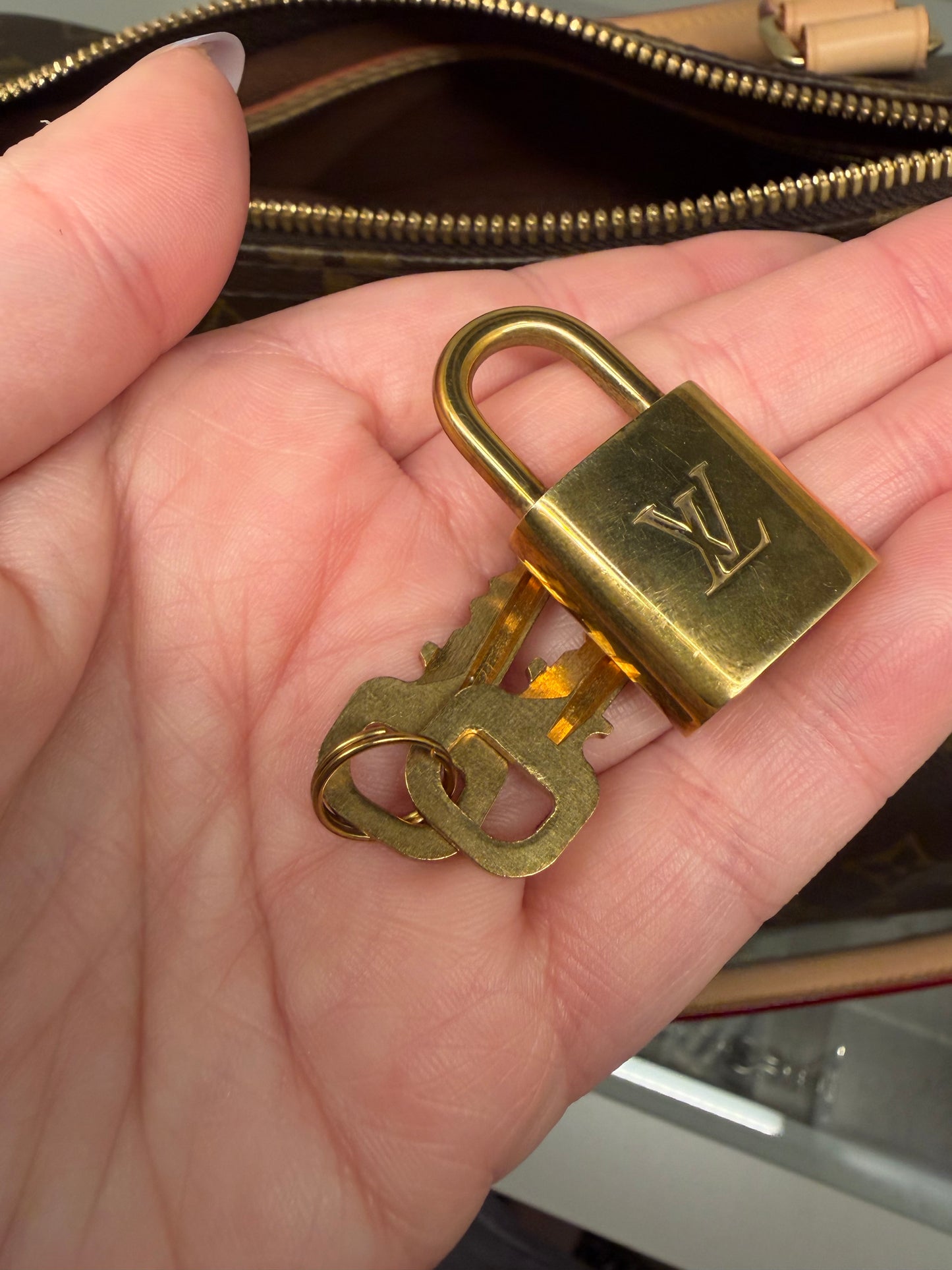 Louis Vuitton Speedy 30 Bandoulière Monogram w/COA Excellent Condition