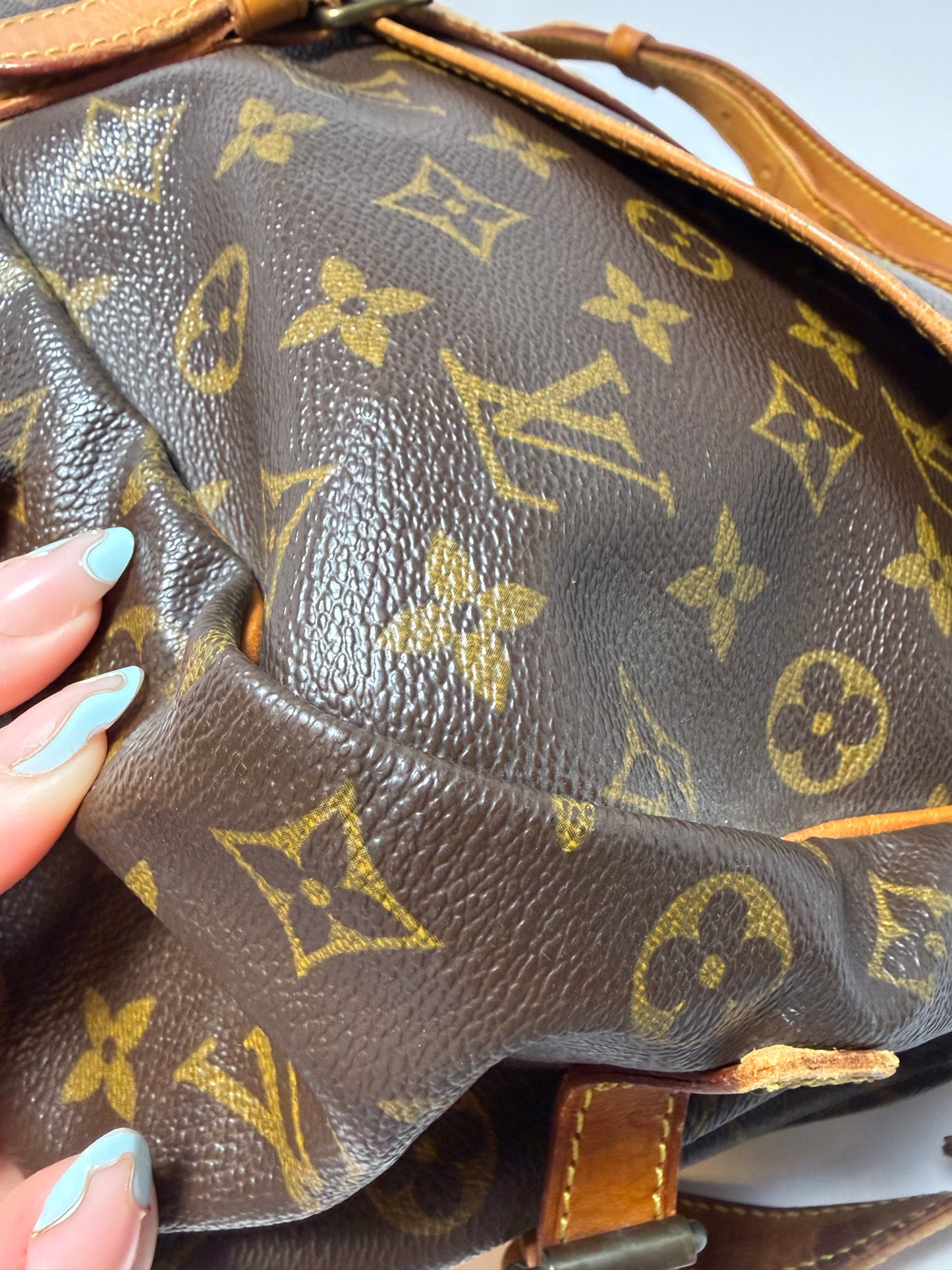 Louis Vuitton Saumur 35 monogram crossbody/shoulder bag
