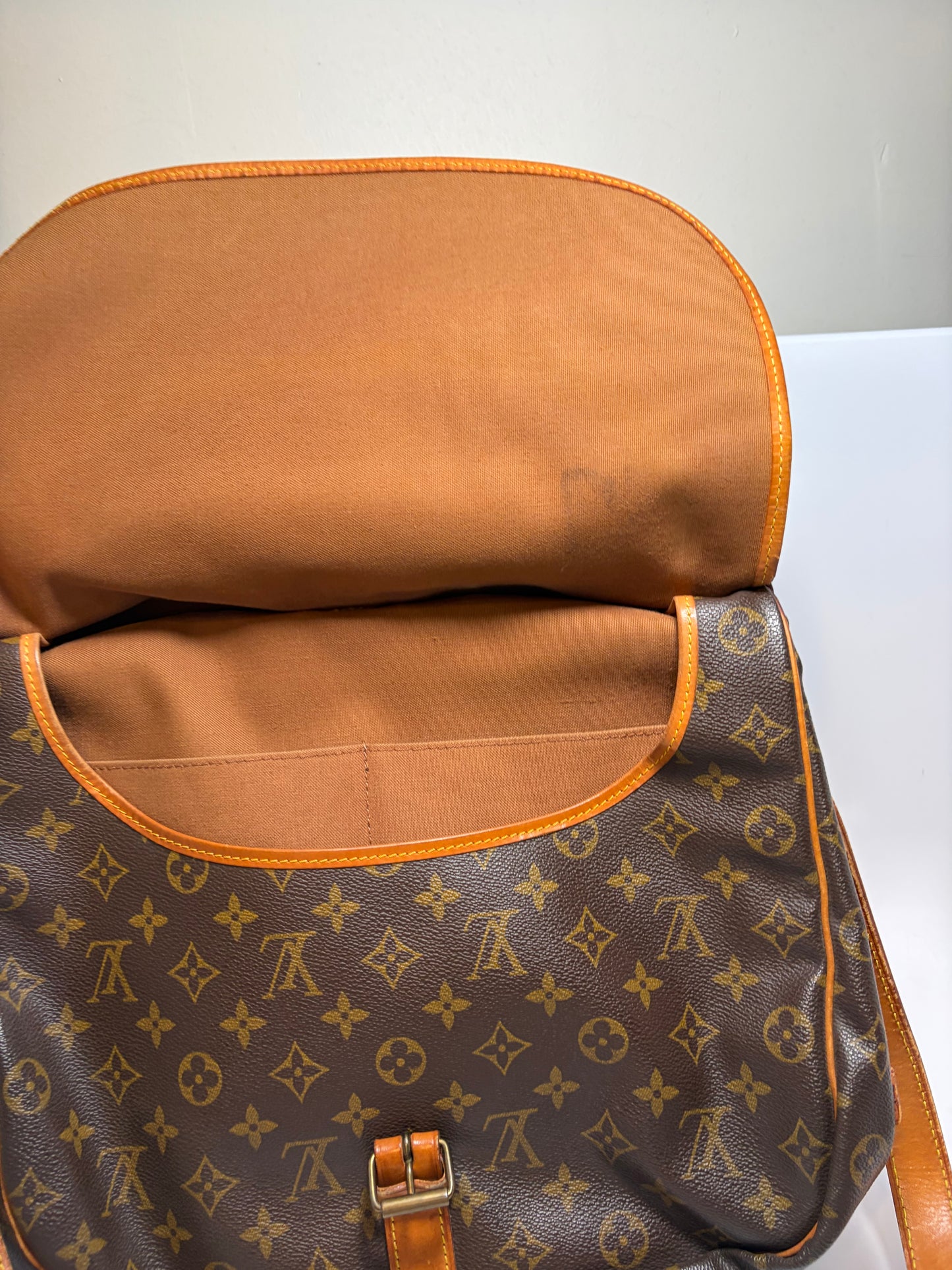 Louis Vuitton Saumur 35 monogram crossbody/shoulder bag