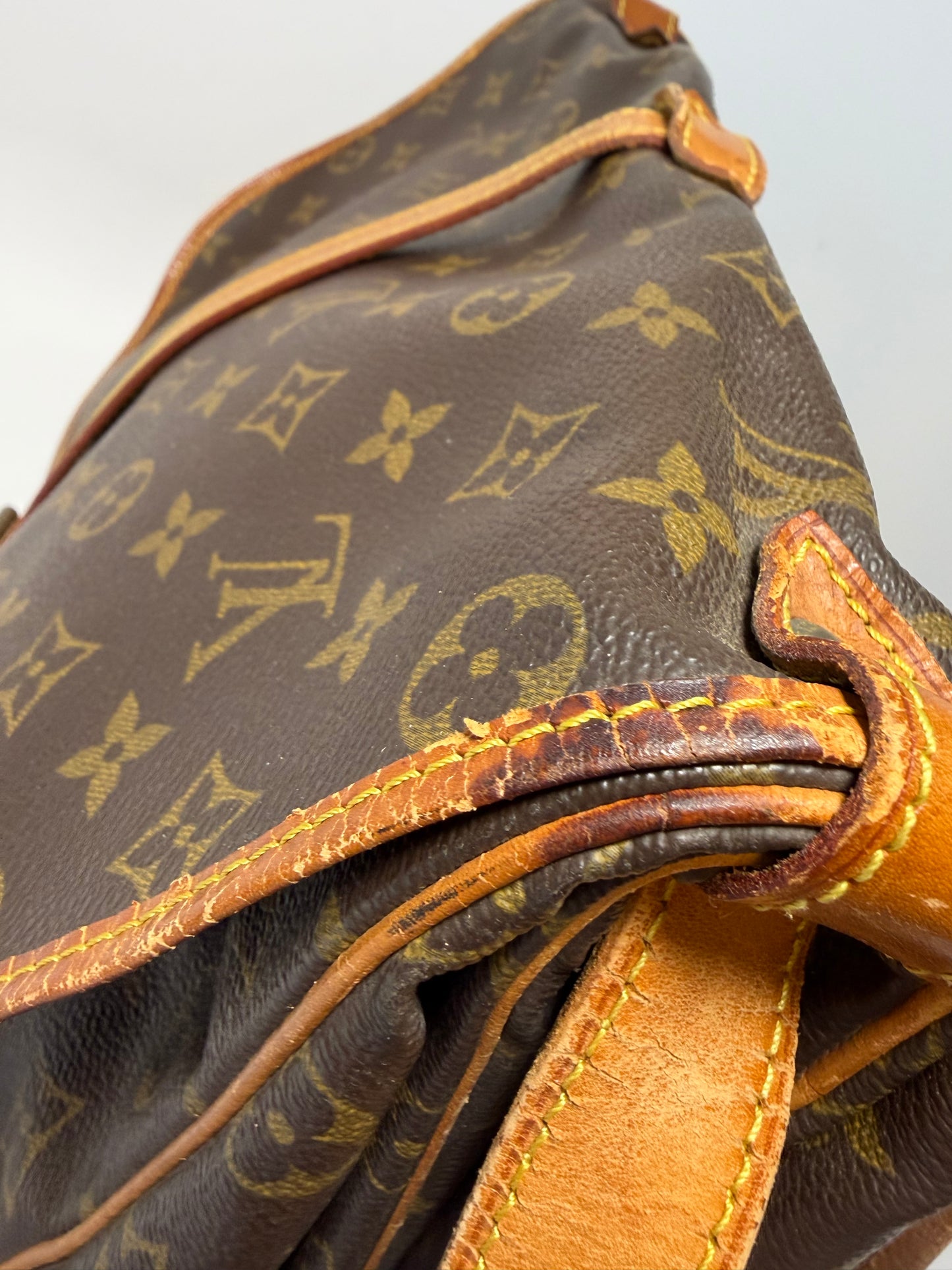 Louis Vuitton Saumur 35 monogram crossbody/shoulder bag