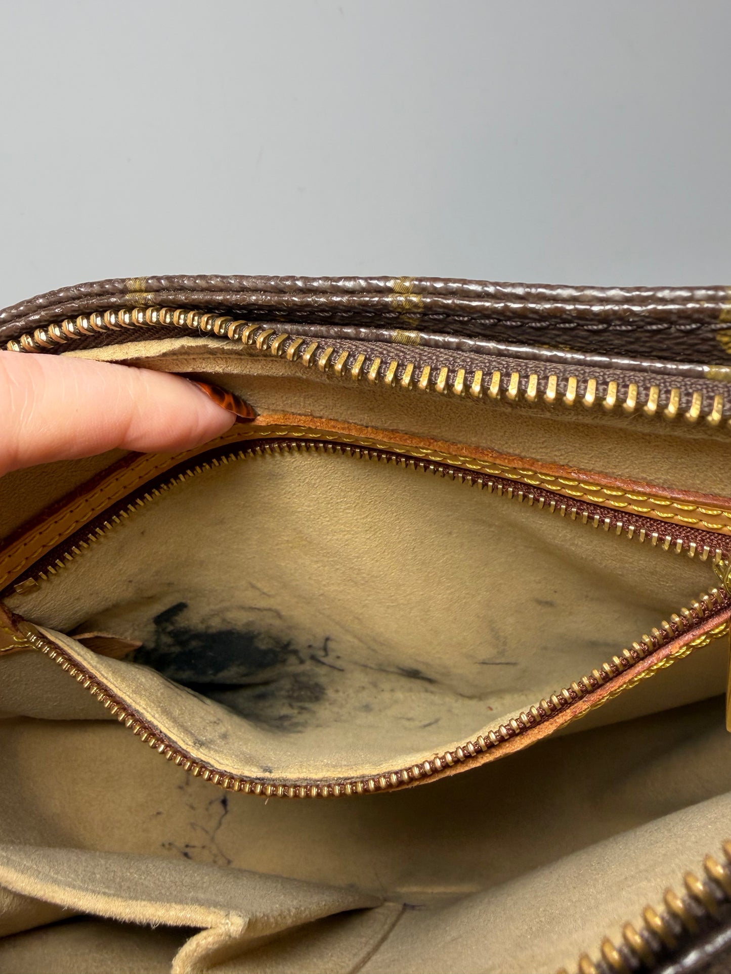 Louis Vuitton Looping MM Monogram Shoulder Bag