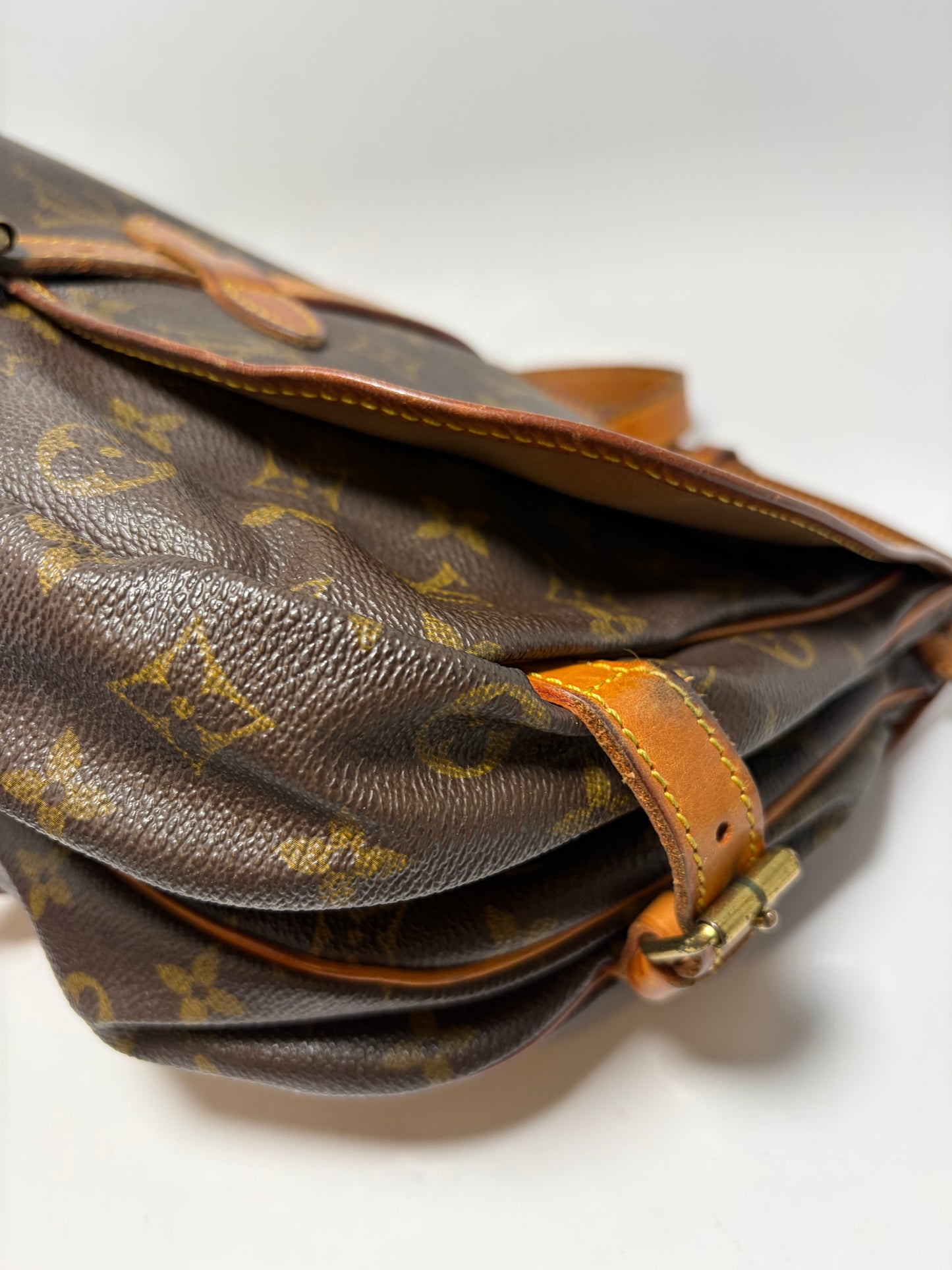 Louis Vuitton Samur 30 Monogram Crossbdoy
