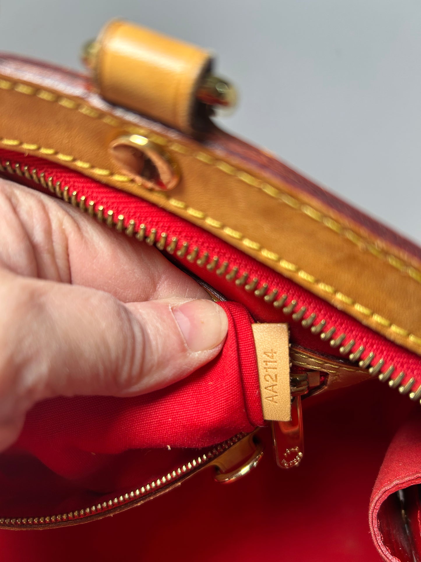 Louis Vuitton Brea MM Rose Red Vernis Leather Bag/Shoulder Bag