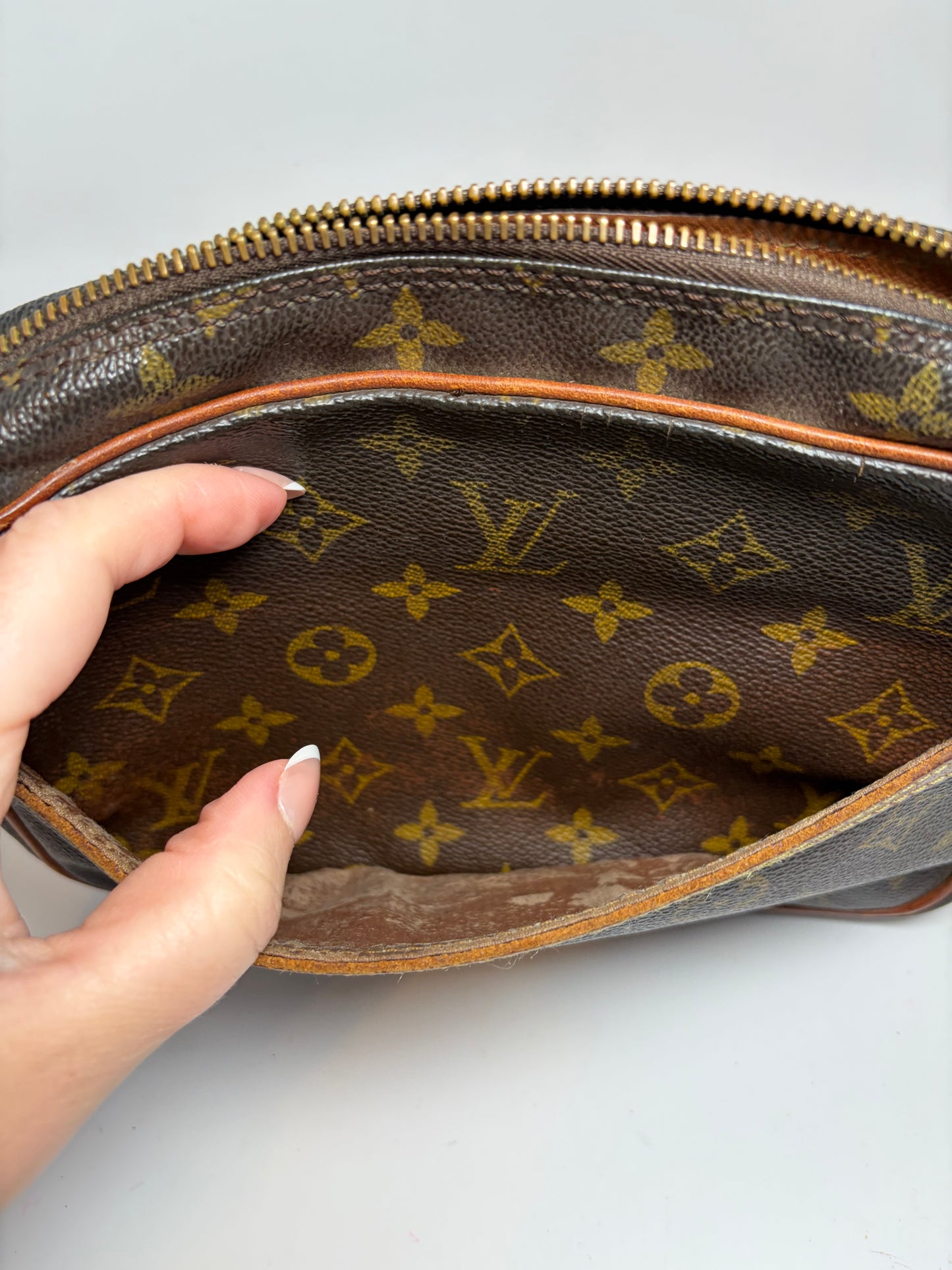 Louis Vuitton Compeigne 23 monogram toiletry bag