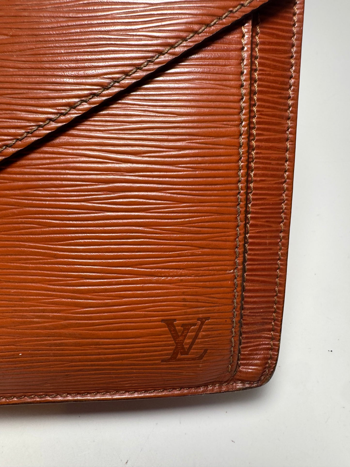 Louis Vuitton Epi Leather Serie Draggone Clutch - Fair condition