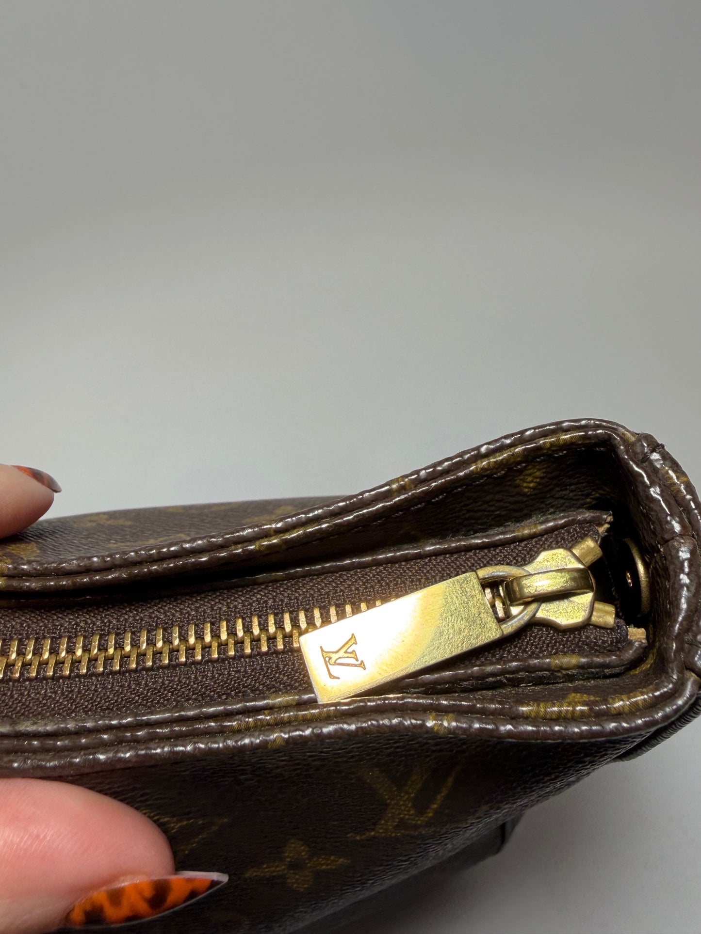 Louis Vuitton Looping MM Monogram Shoulder Bag