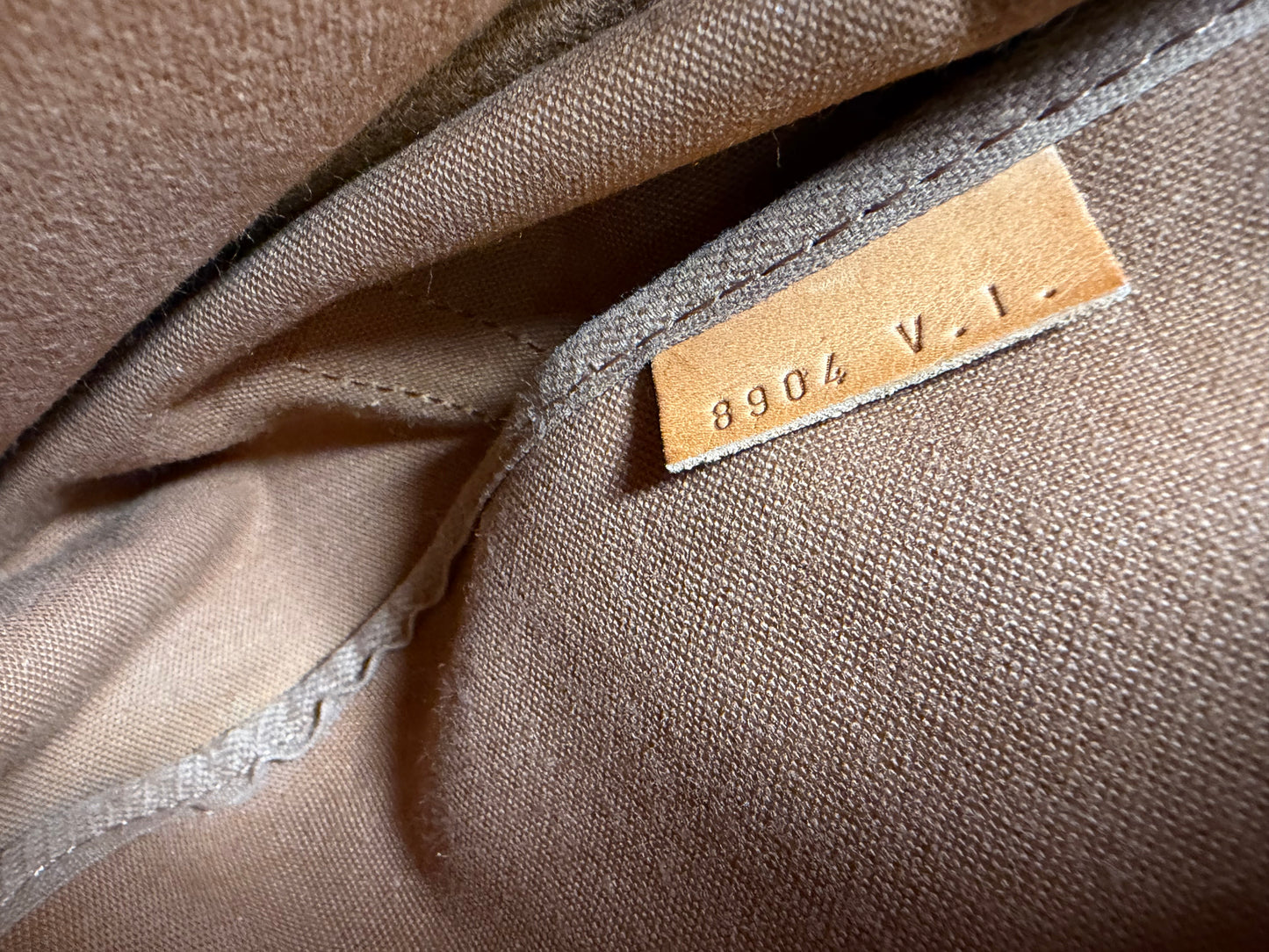 Louis Vuitton Saumur 35 monogram crossbody/shoulder bag
