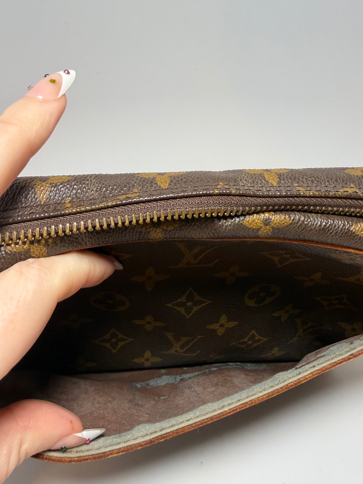 Louis Vuitton Compeigne 23 Monogram Pouch/Toiletry Bag
