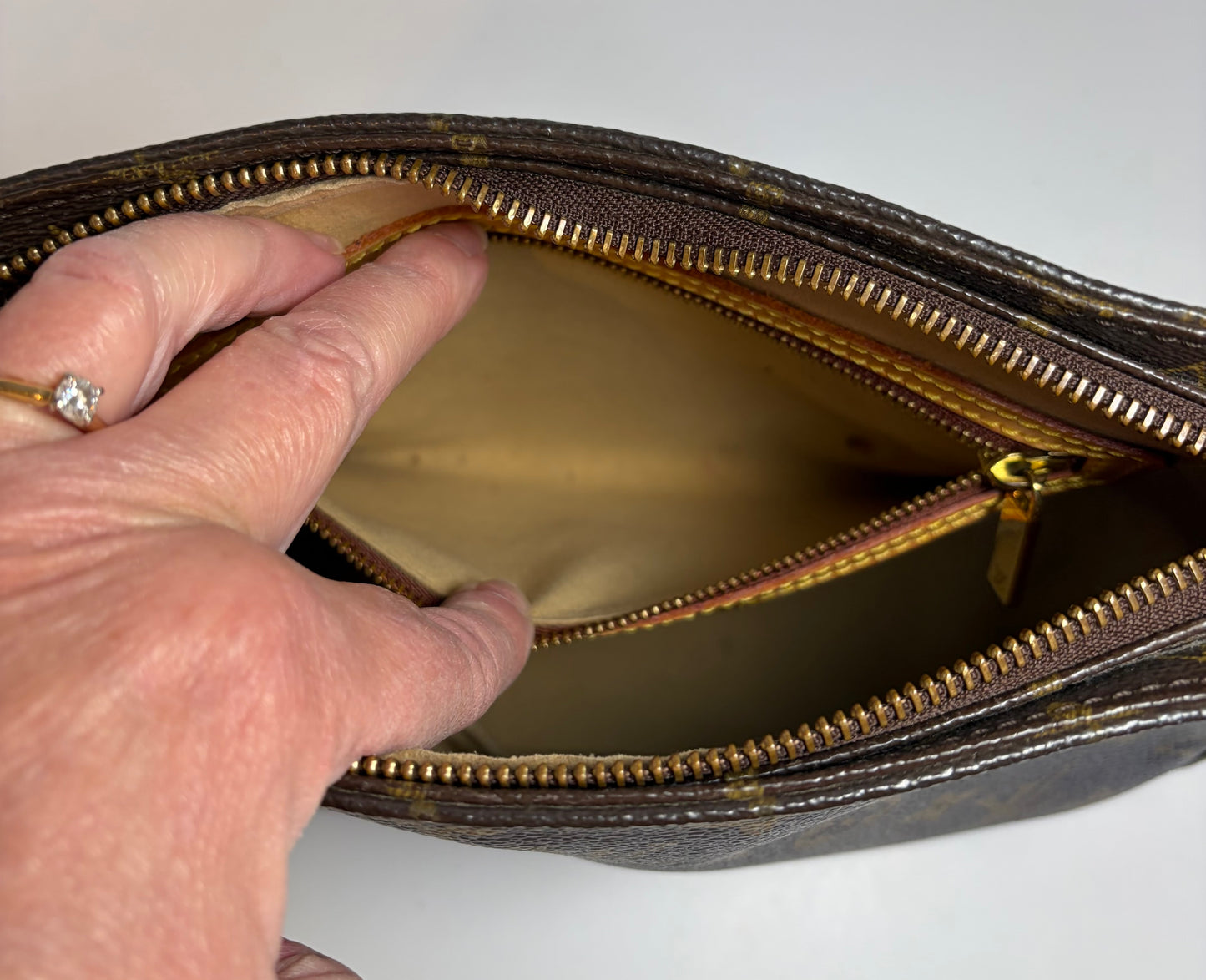 Louis Vuitton Looping MM Monogram Shoulder Bag
