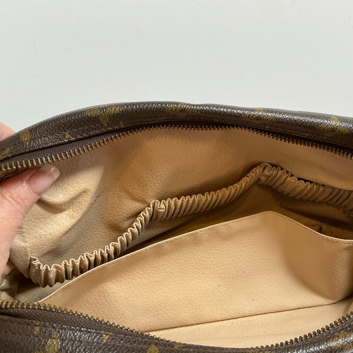 Louis Vuitton Trousse 28 Monogram Toiletry Bag/Makeup Bag